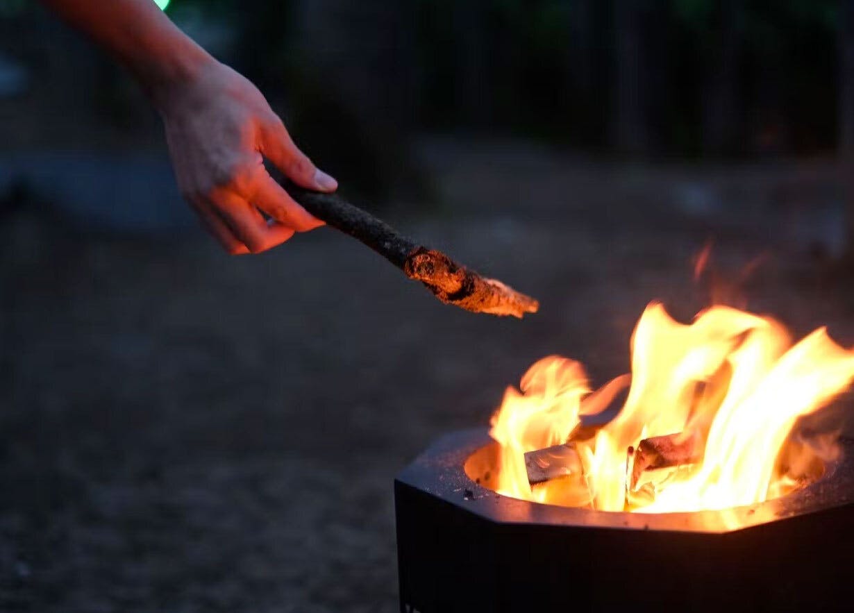 煙まで燃やしつくす二次燃焼の圧倒的火力！黒が炎を彩る焚き火台