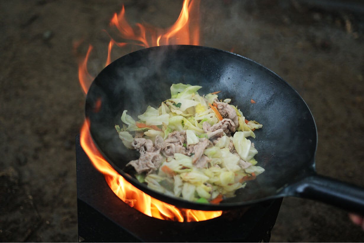 煙まで燃やしつくす二次燃焼の圧倒的火力！黒が炎を彩る焚き火台 ...