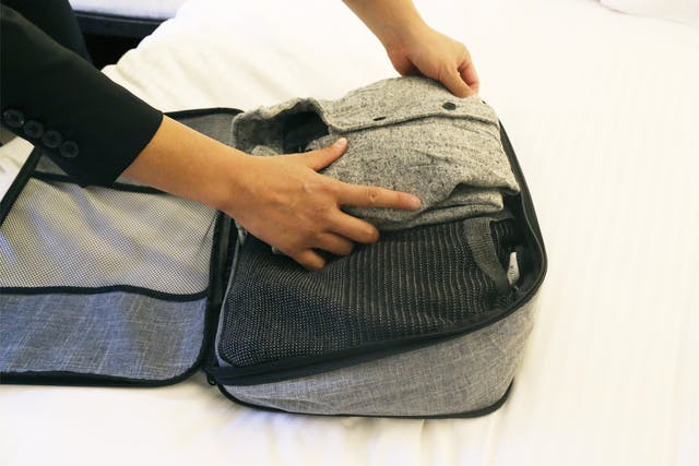 旅行・出張のスーツケースや旅行バッグを半分サイズに変更できるパッキング圧縮バッグ