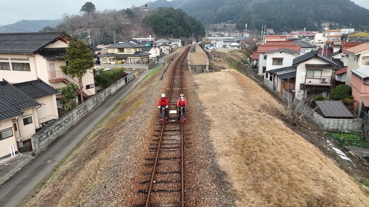 旧三江線のレールを自転車で走る！子供から大人まで楽しめる新感覚
