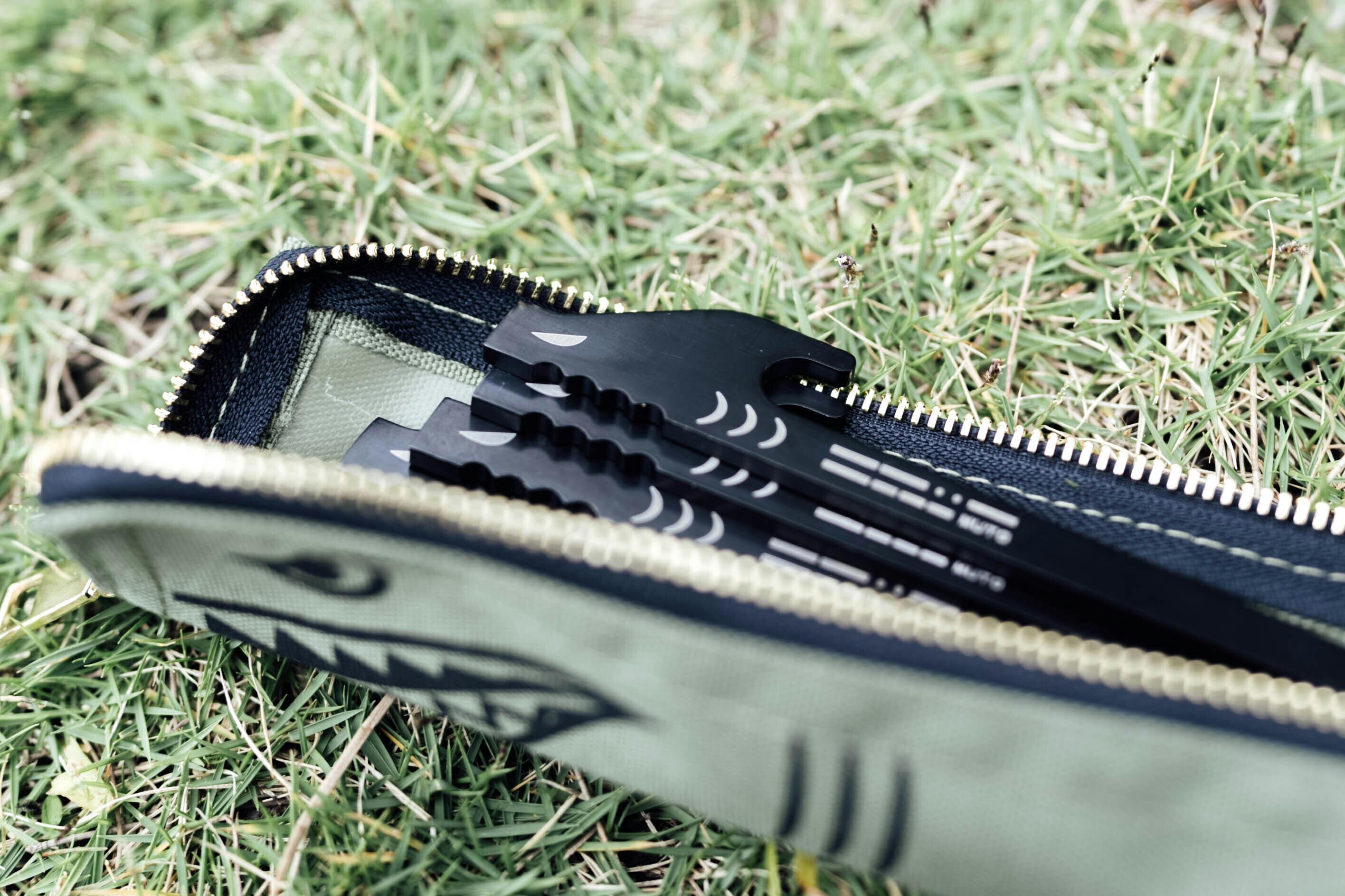 わずか3.8㎜の極薄・強靭な平面キャンプペグ【Shark Peg】 - CAMPFIRE (キャンプファイヤー)