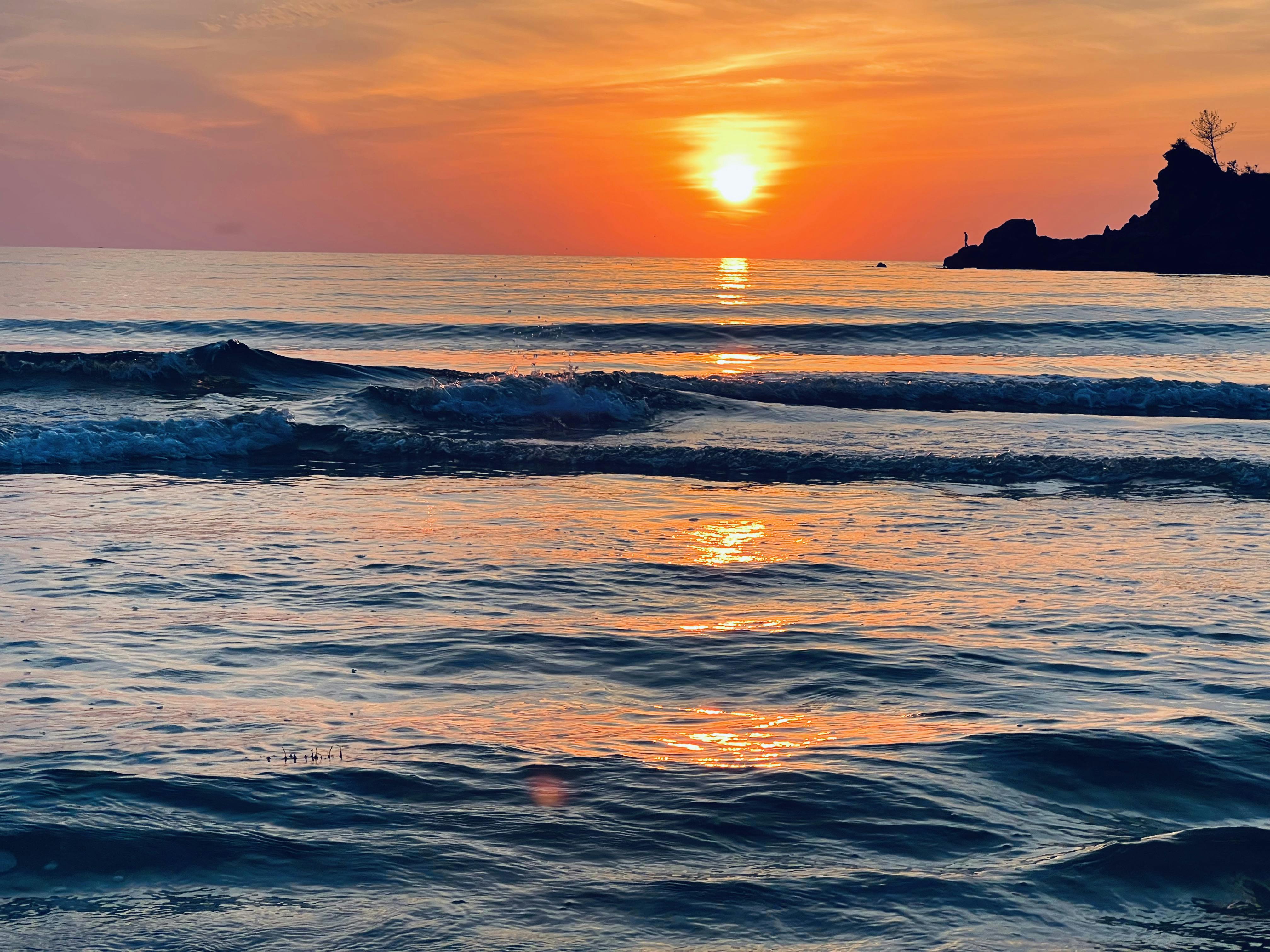 日本の夕日百選に選ばれている夕日ヶ浦の海水を汲んで作っています。