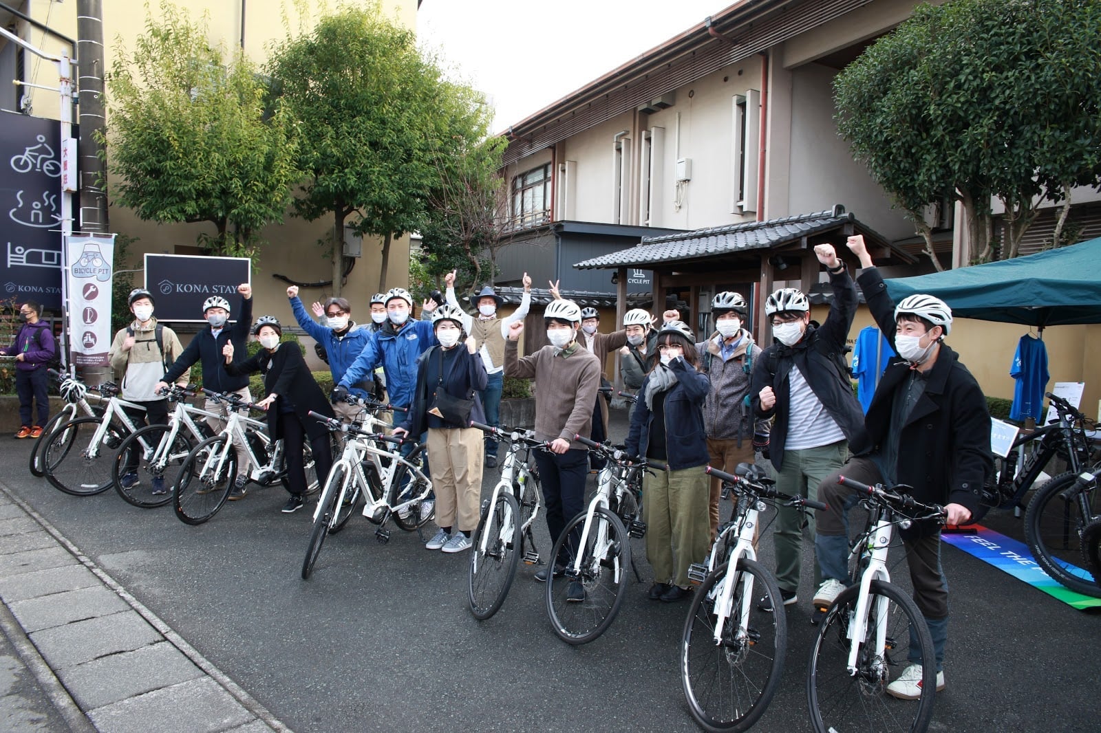 1人、立っている、食品、自転車の画像のようです