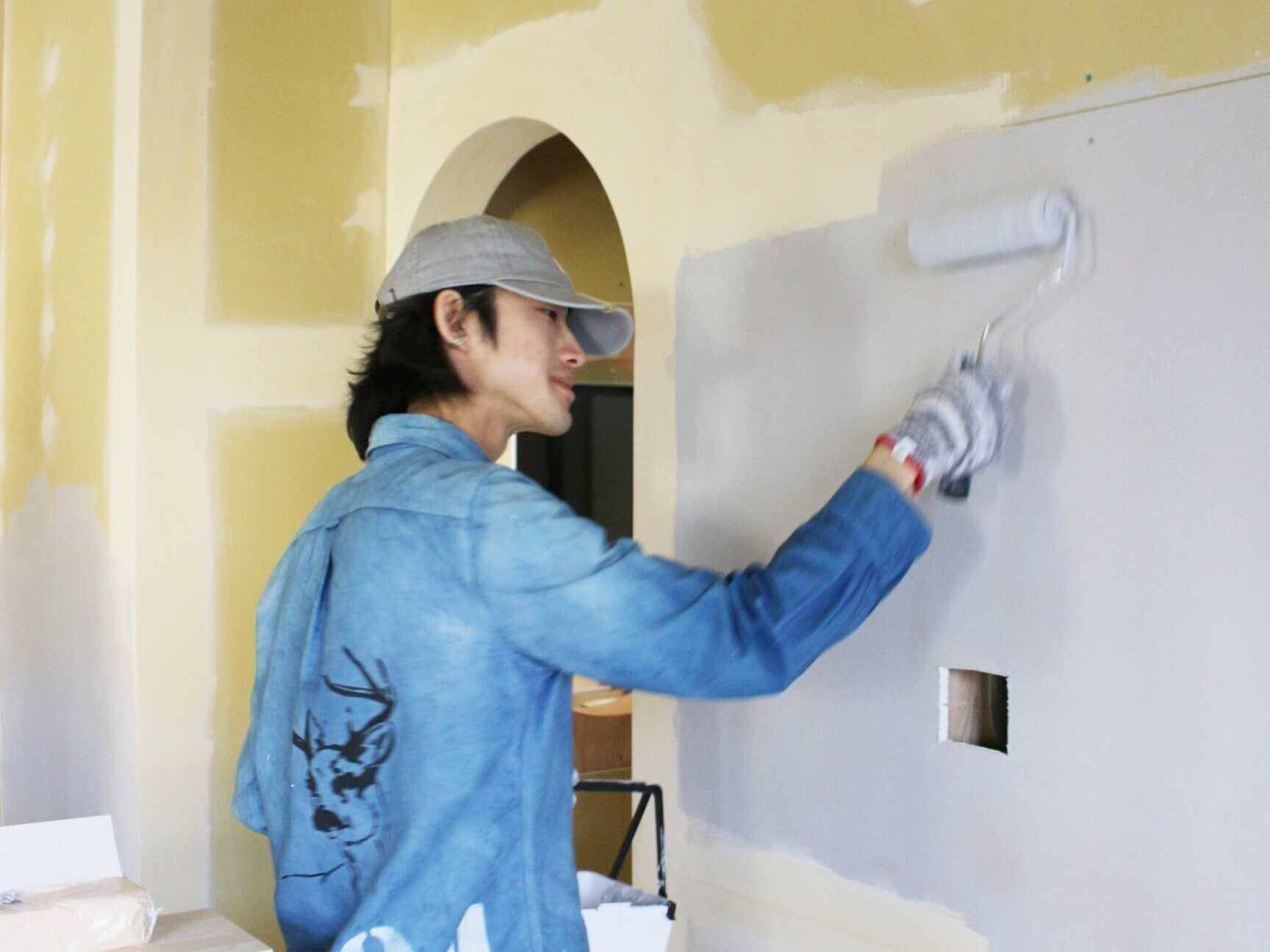 壁塗り風景。壁塗りをする男性