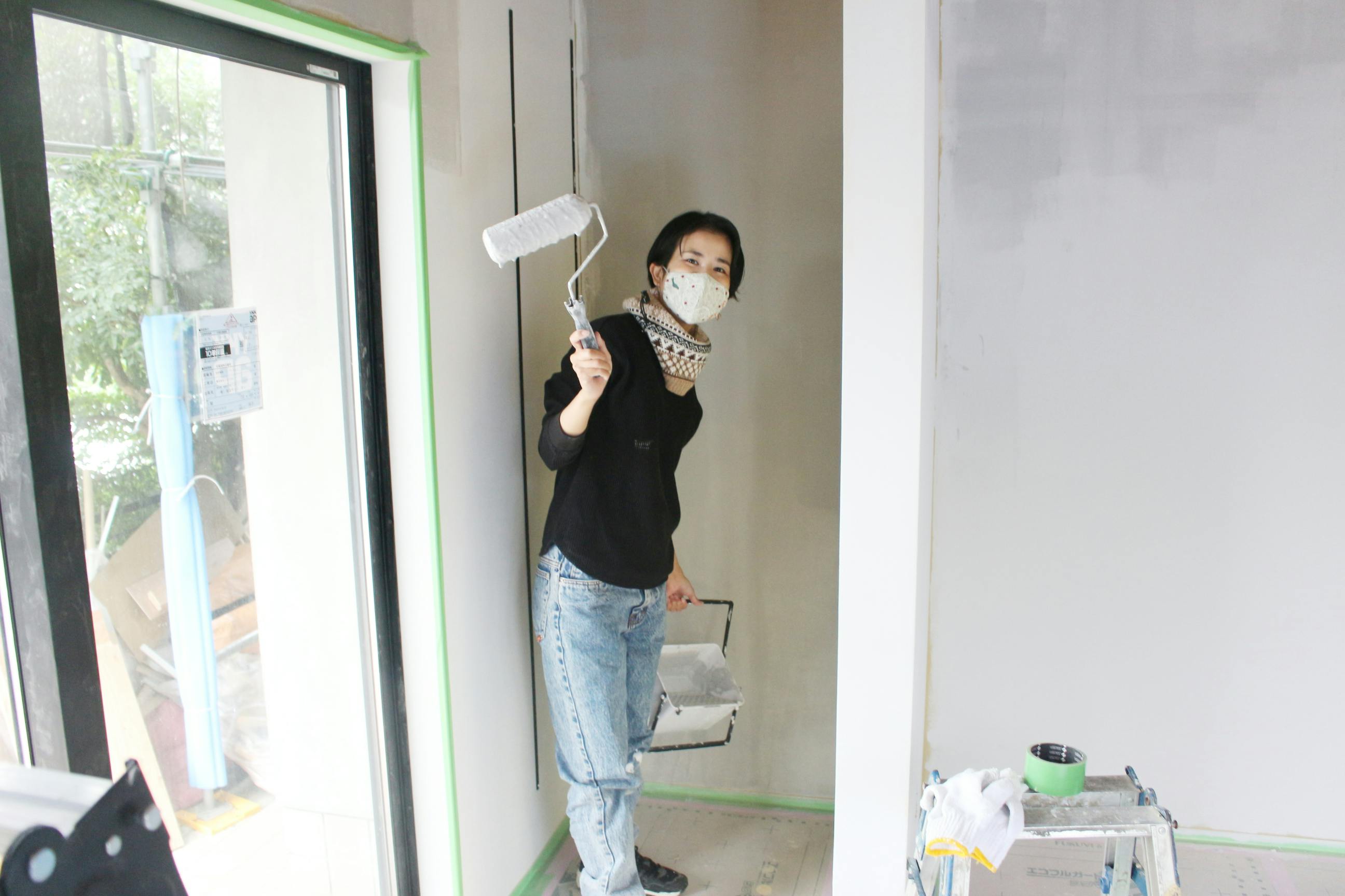 壁塗り風景。壁塗りの道具を持ったAFRICL沖田