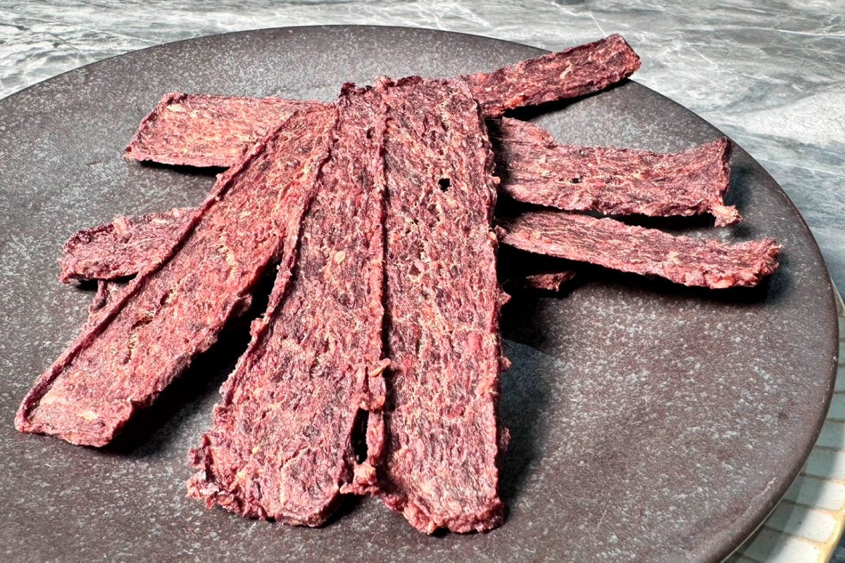 お肉マニアが作った！わんちゃんのための心を癒す『鹿肉ジャーキー』が