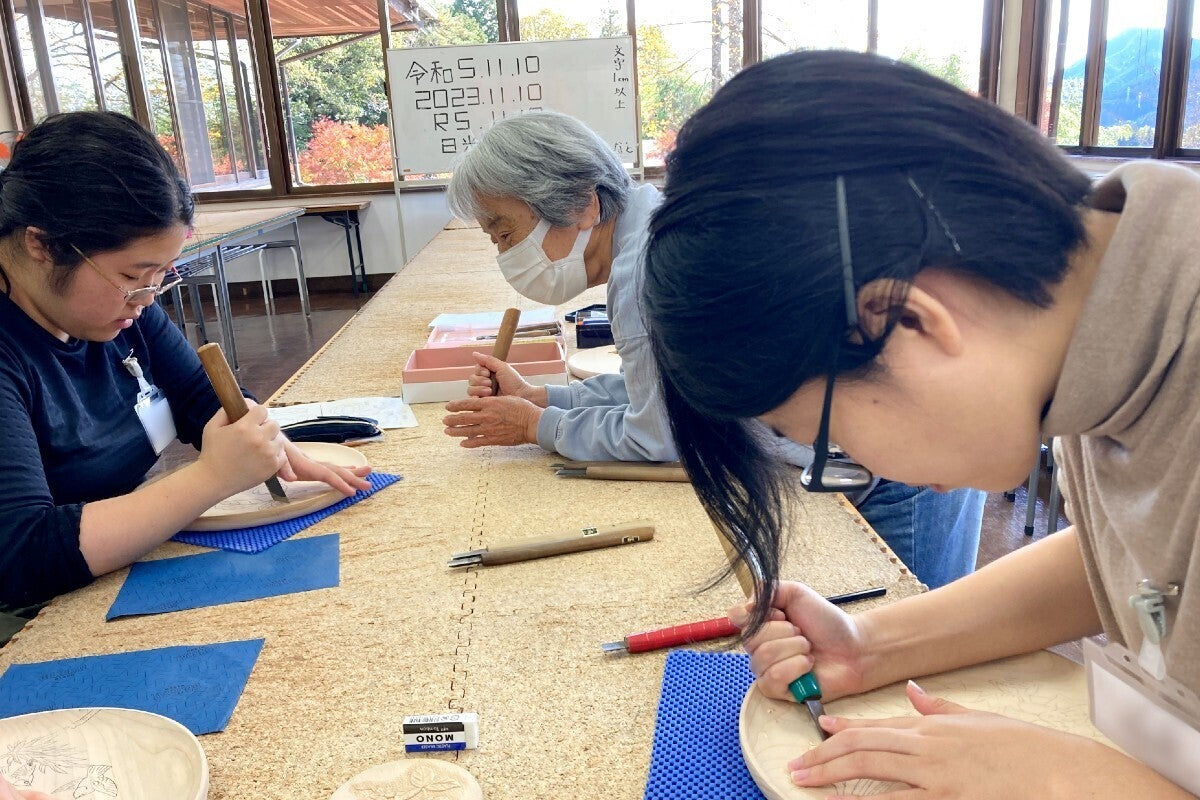 日光彫を未来につなぐ〉今年4月に誕生した新米職人に、彫刻刀を