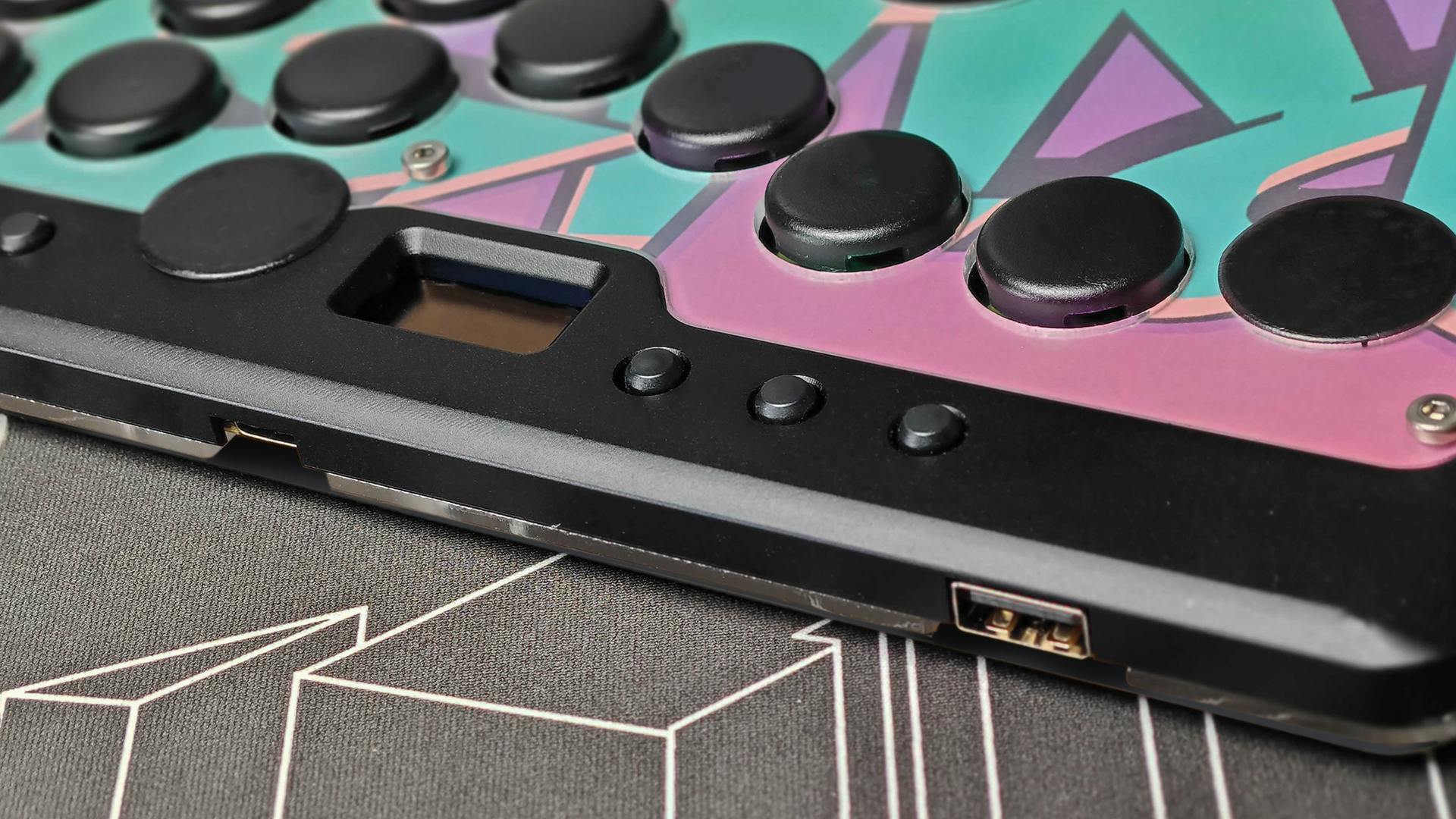Rushbox】より直感的なプレイを実現!薄型レバーレス Rushbox】より直感的なプレイを実現!薄型レバーレス