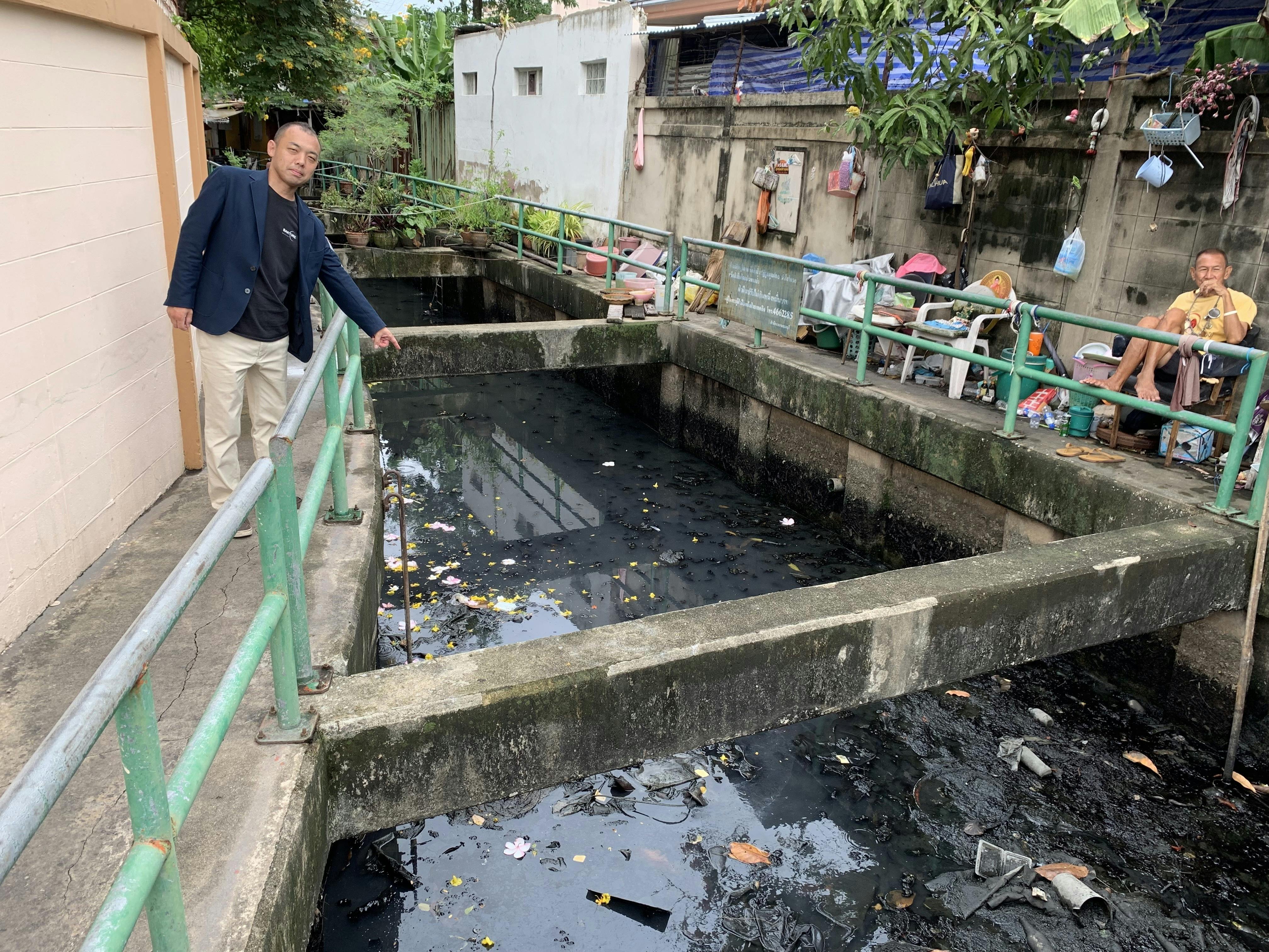 生活排水が流れ込むタイの水路