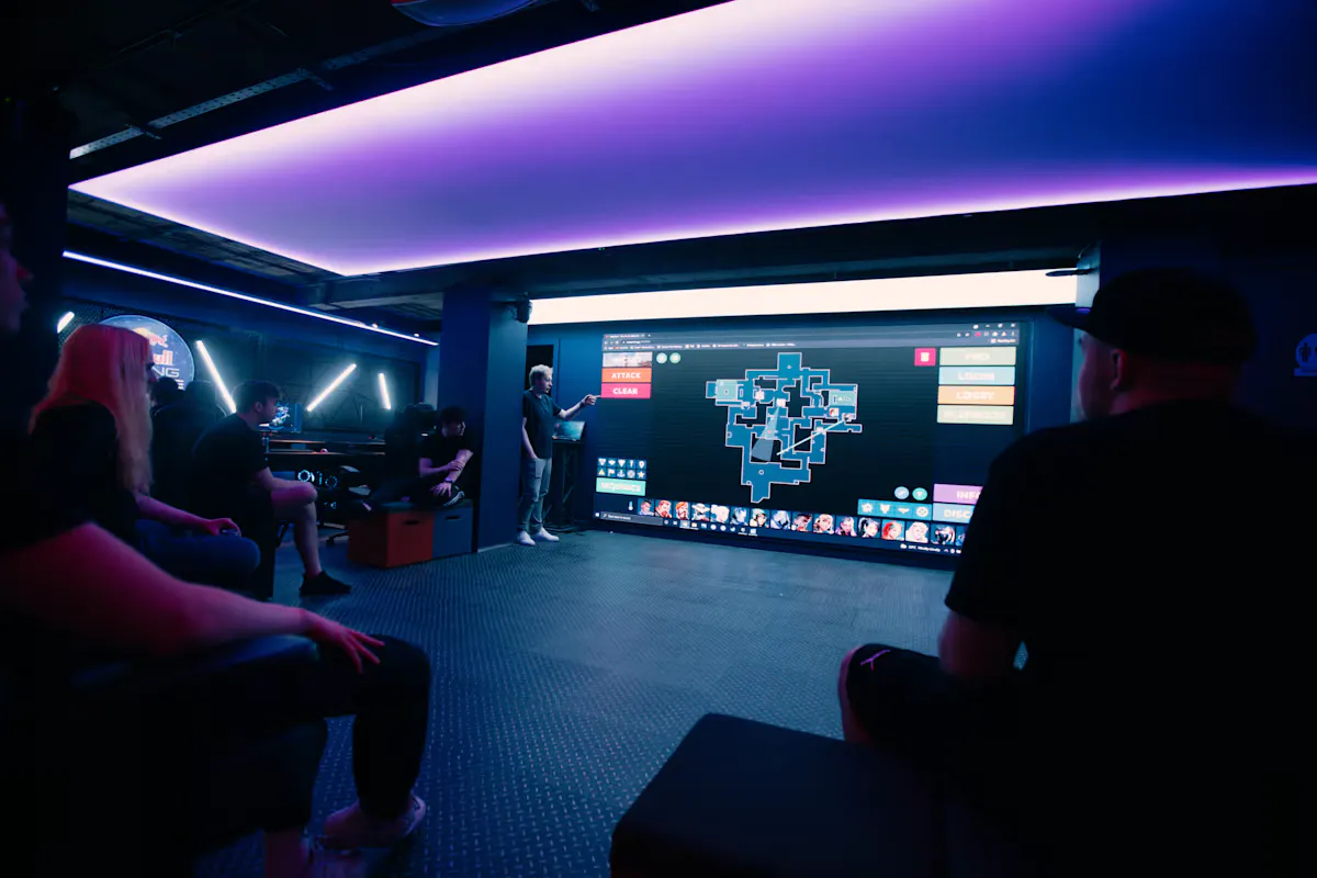 Red Bull Gaming Sphereの大型ディスプレイで戦略を確認するRix.GG