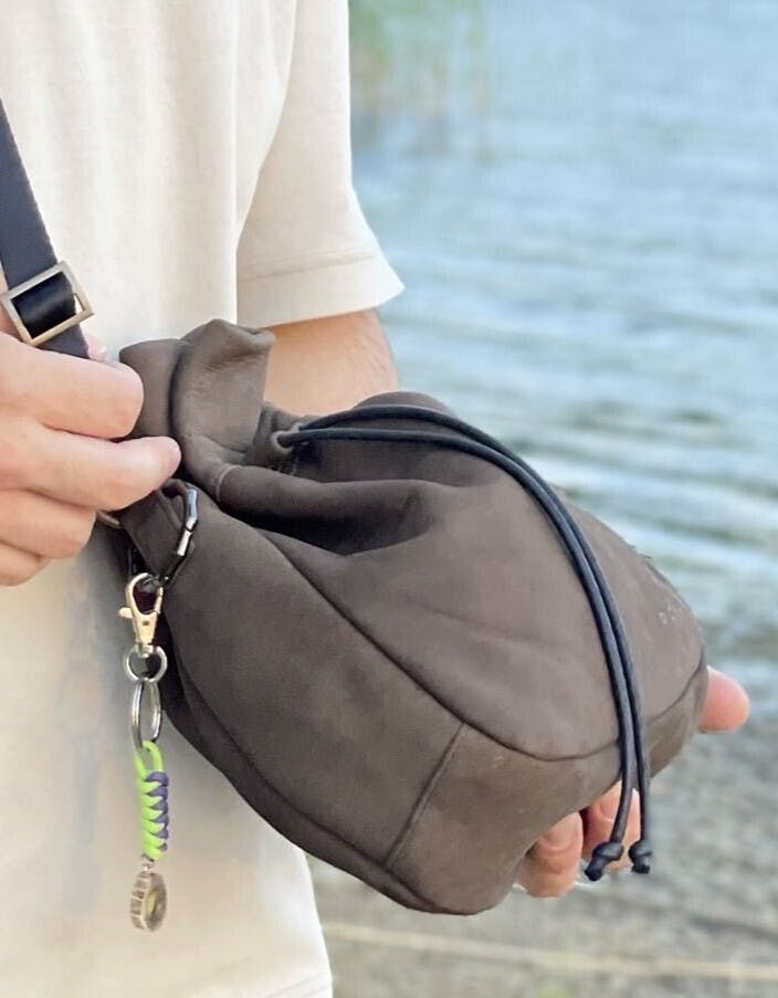 エイジングで自分色に育てる！北海道天然エゾ鹿革の巾着ミニショルダー