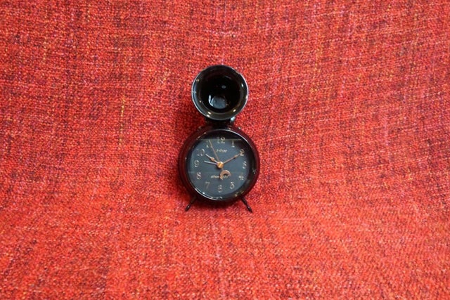 創業110年の時計メーカーが作る復刻版目覚まし時計ビューグル