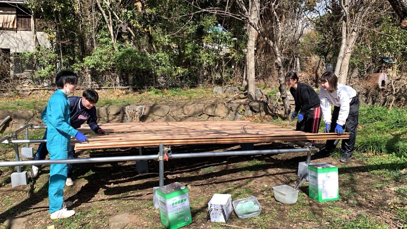 屋外, 草, ベンチ, 公園 が含まれている画像
自動的に生成された説明