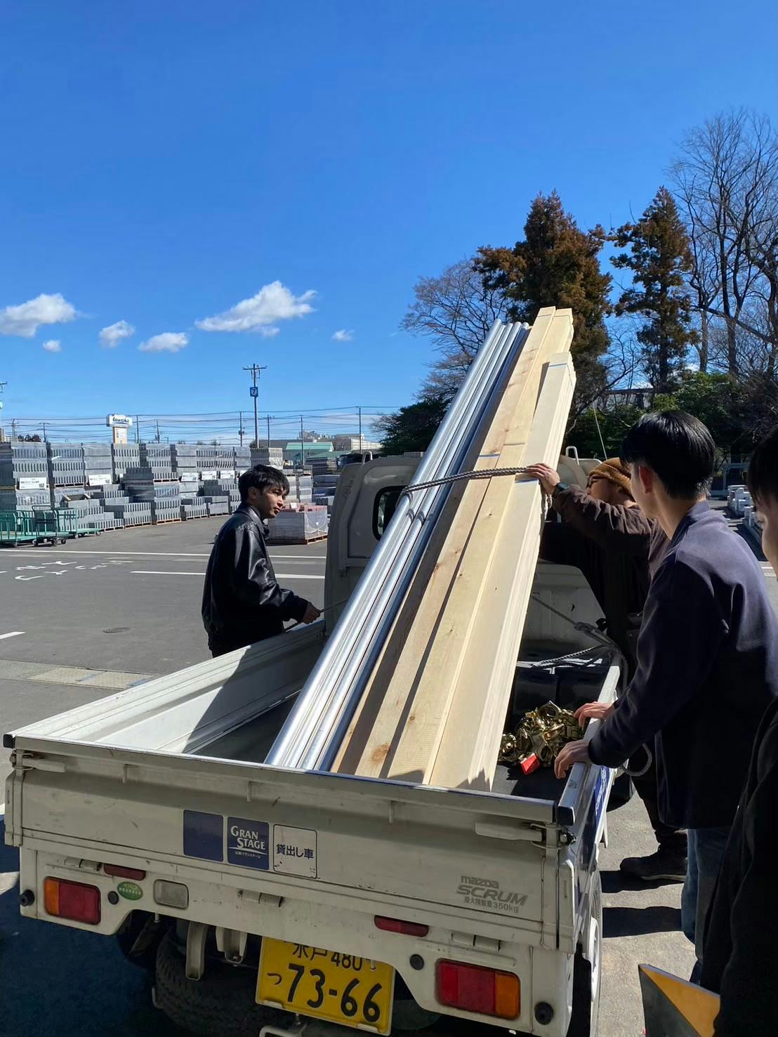 屋外, 道路, トラック, 人 が含まれている画像

自動的に生成された説明