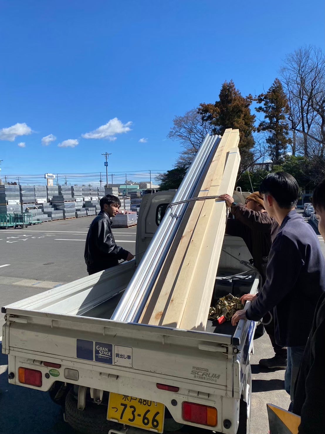 屋外, 道路, トラック, 人 が含まれている画像
自動的に生成された説明