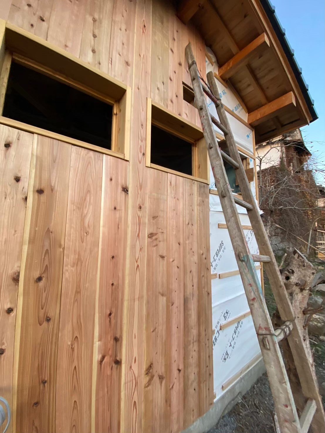建物, 木製, 座る, 家 が含まれている画像
自動的に生成された説明