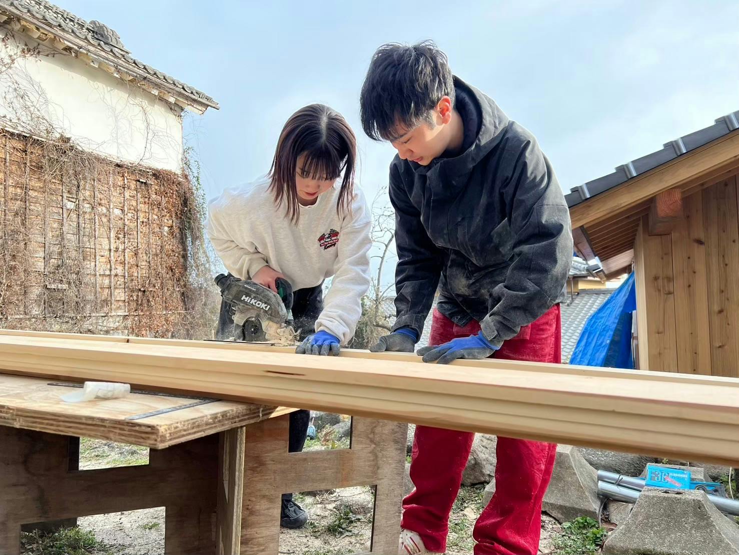 屋外, 人, 建物, 子供 が含まれている画像

自動的に生成された説明