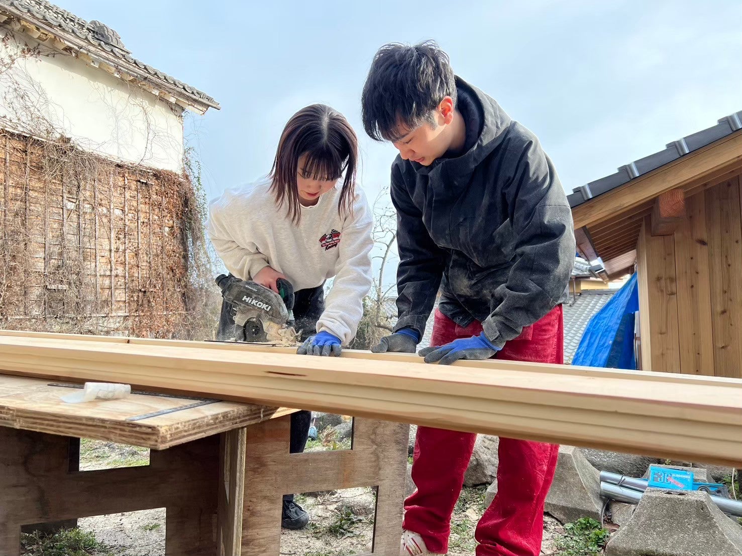 屋外, 人, 建物, 子供 が含まれている画像
自動的に生成された説明