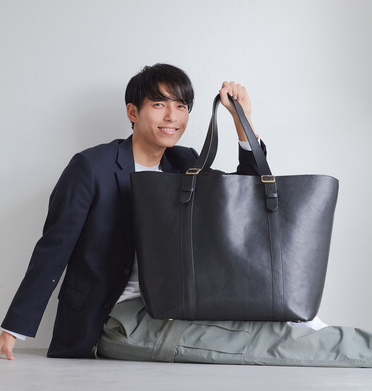 超大容量】もう鞄の2個持ち不要。どこへ行くにも上品な装いを。本革