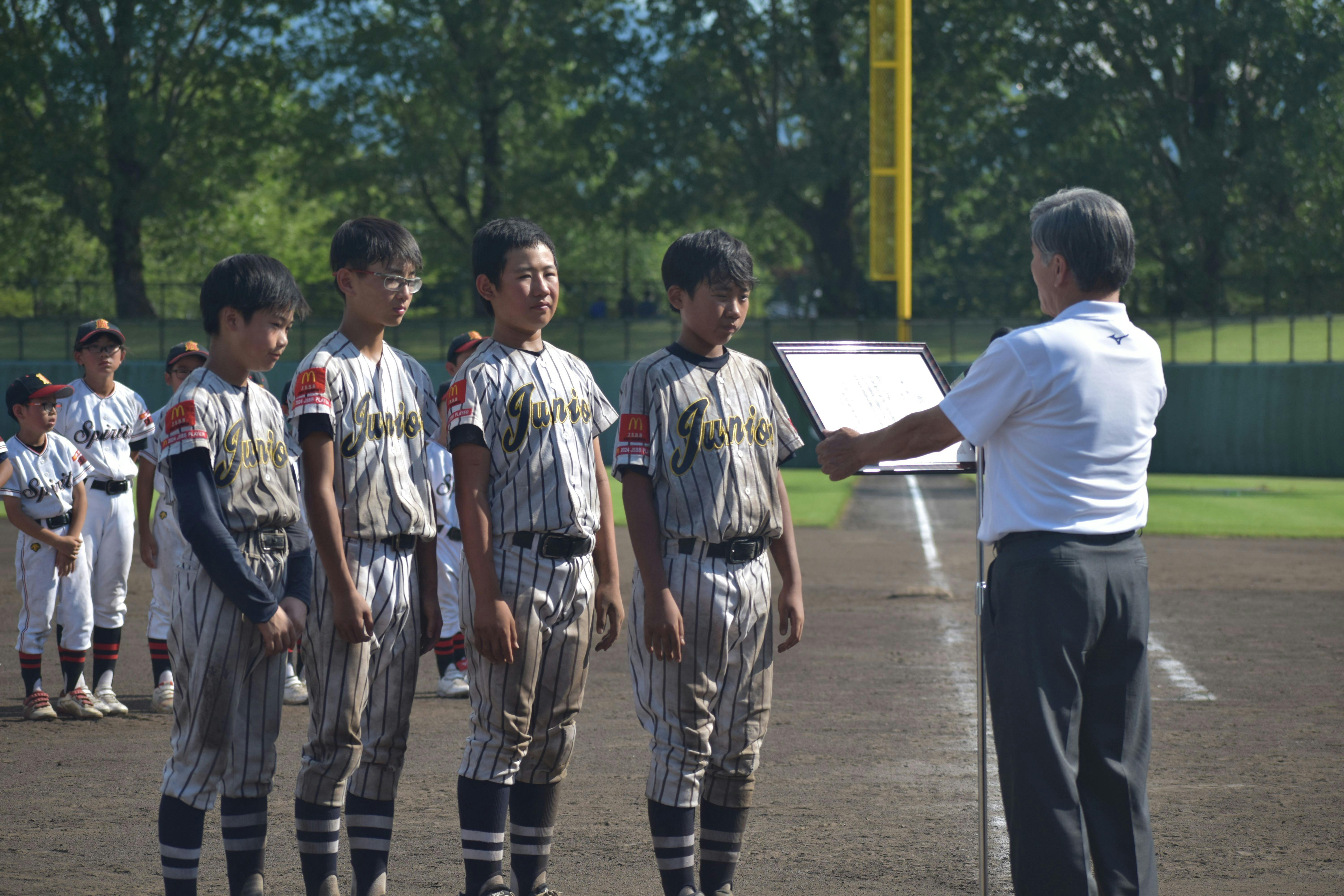 賞状を受け取る加藤主将