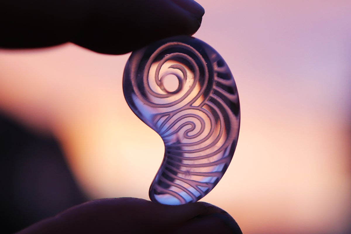 神秘の美しさ】縄文時代の土器文様を水晶に刻む“勾玉” のアミュレット