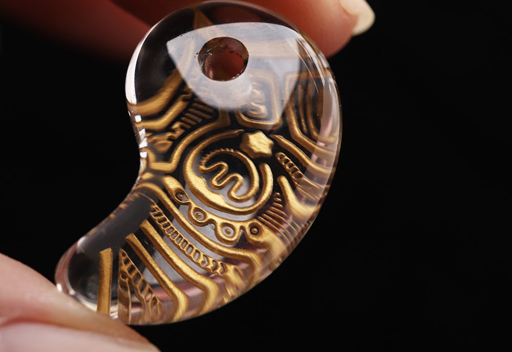 神秘の美しさ】縄文時代の土器文様を水晶に刻む“勾玉” のアミュレット