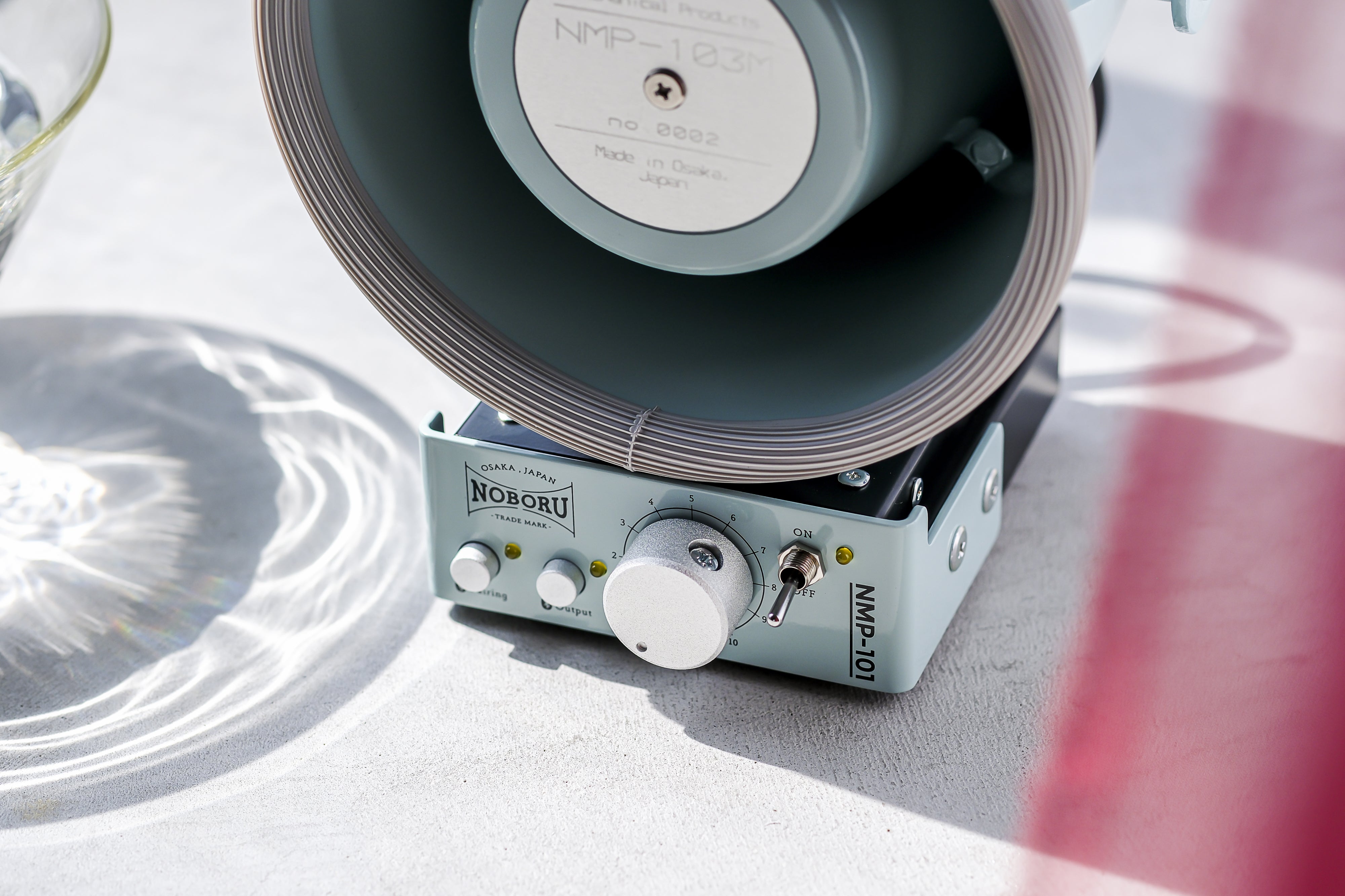 新色登場】専門メーカーがつくる、ノスタルジックな音色を奏でる拡声器