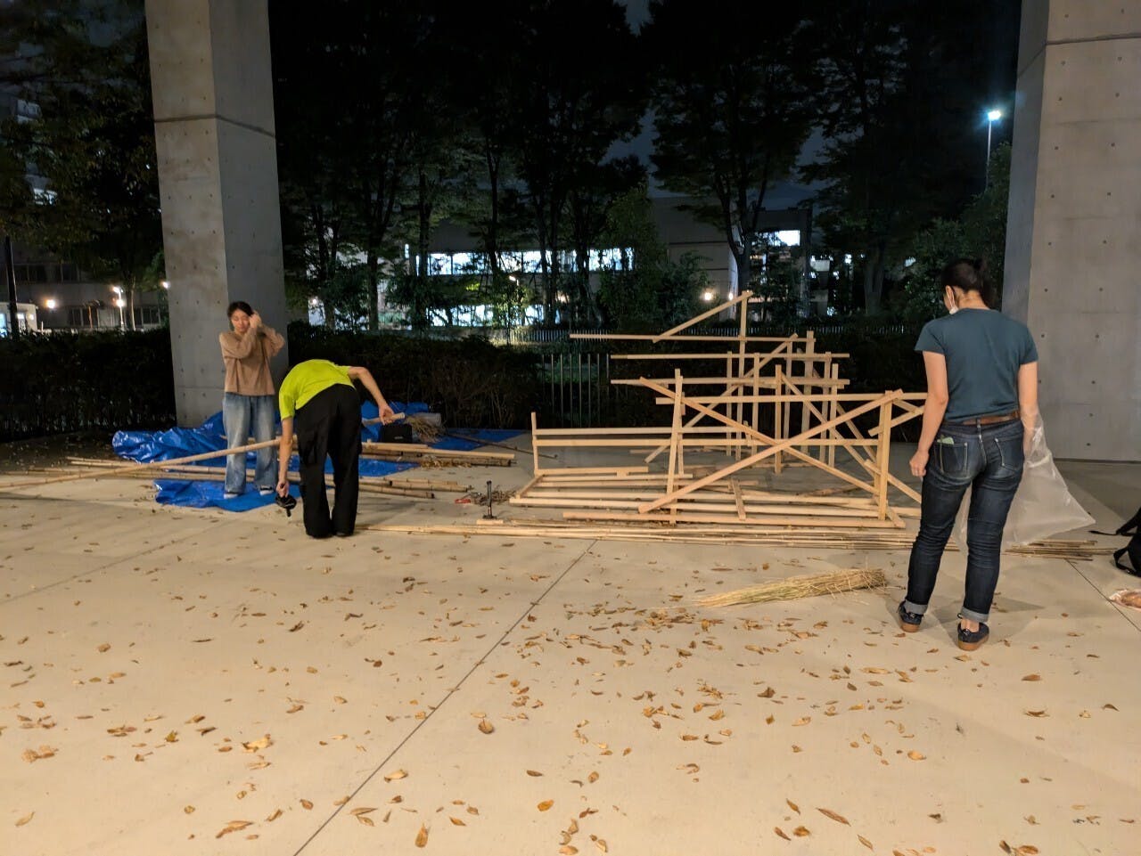 夜遅くまで作業。どんどん進めていきます！