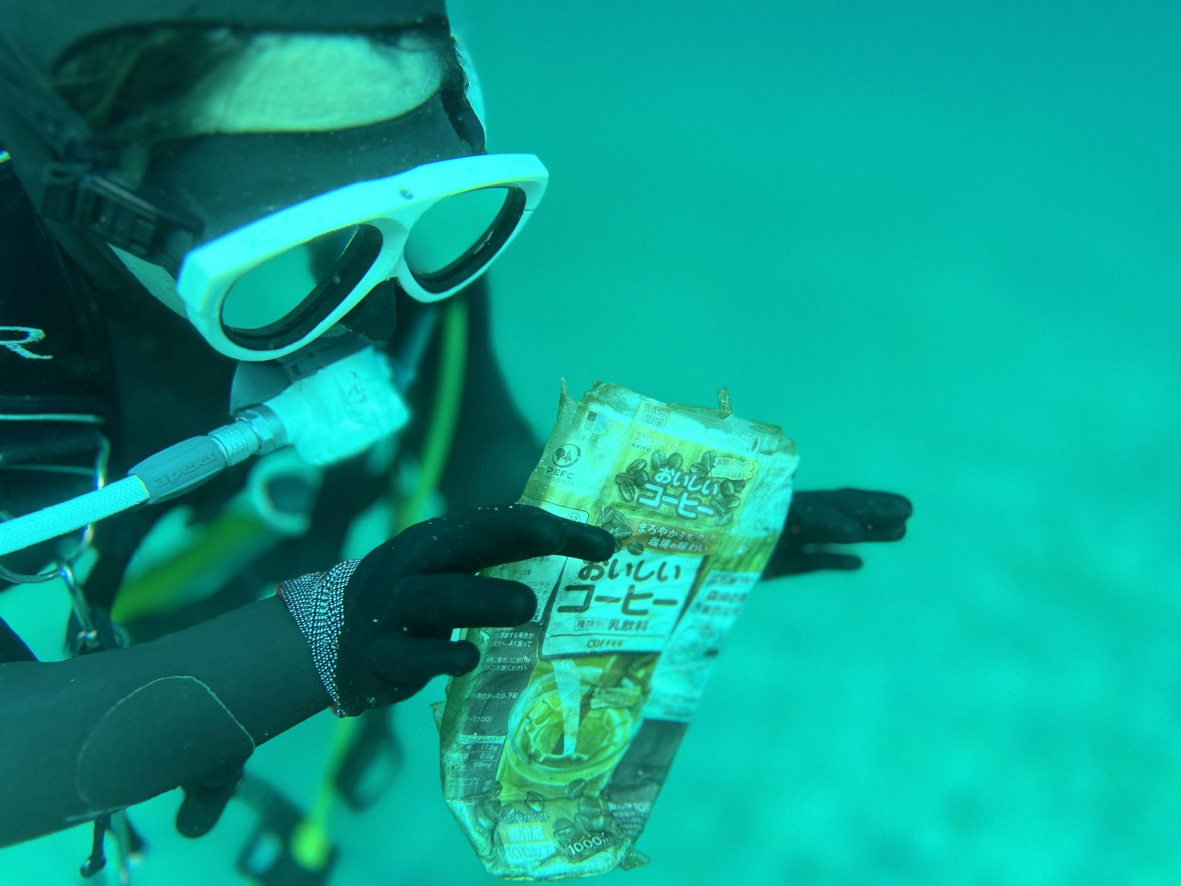 海に形を残す紙パックゴミ