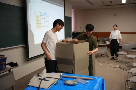 屋内, 人, 男, 天井 が含まれている画像自動的に生成された説明