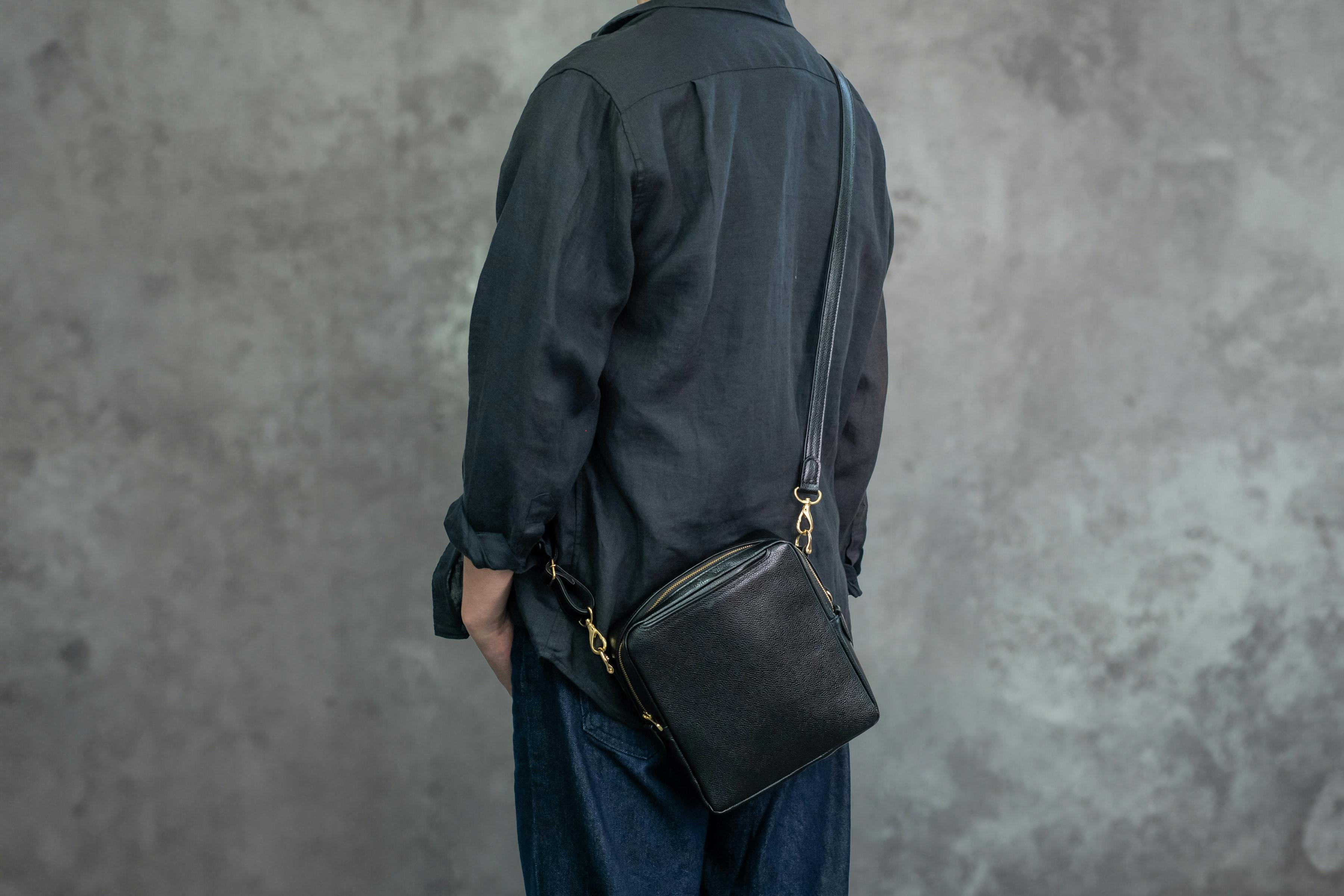 高級レザー×機能性】革職人が使いやすさを追求して製作「大人クロス