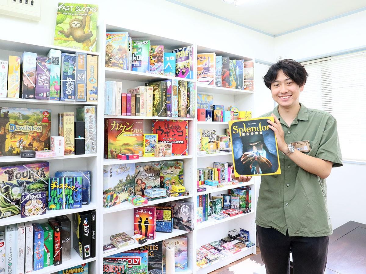 「店内でボードゲーム会やイベントを予定している」とゲームを紹介する店主のクロさん