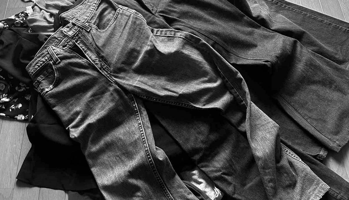 大量生産されるジーンズのイメージ