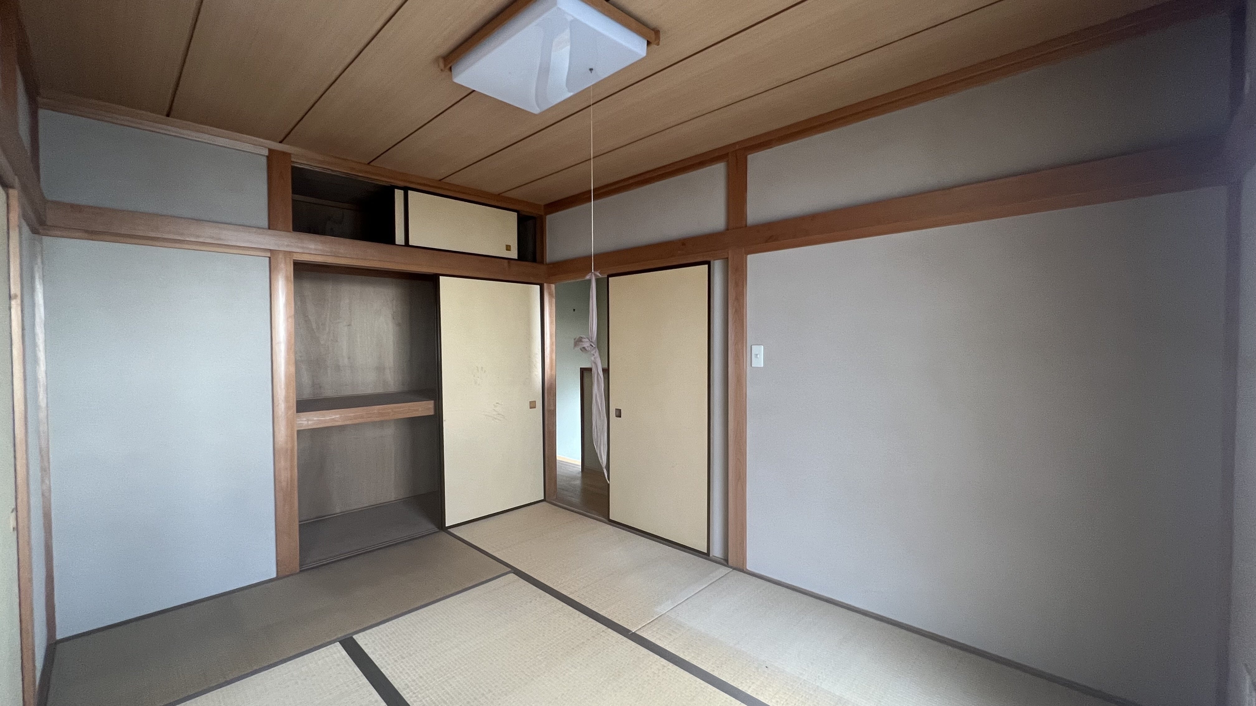 内装工事前の現状は和室で砂壁。