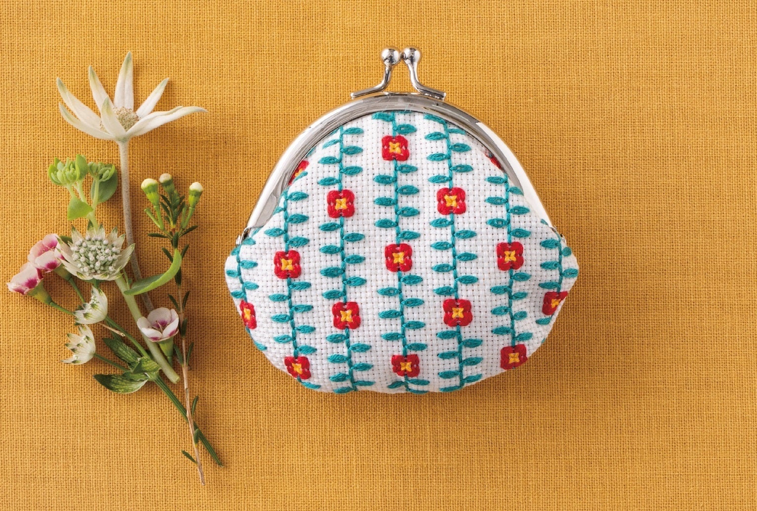 戸塚刺繍　八角形刺繍花柄ミラー 刺しゅうキット 『花の色クロスステッチ ラベンダー 826』 戸塚