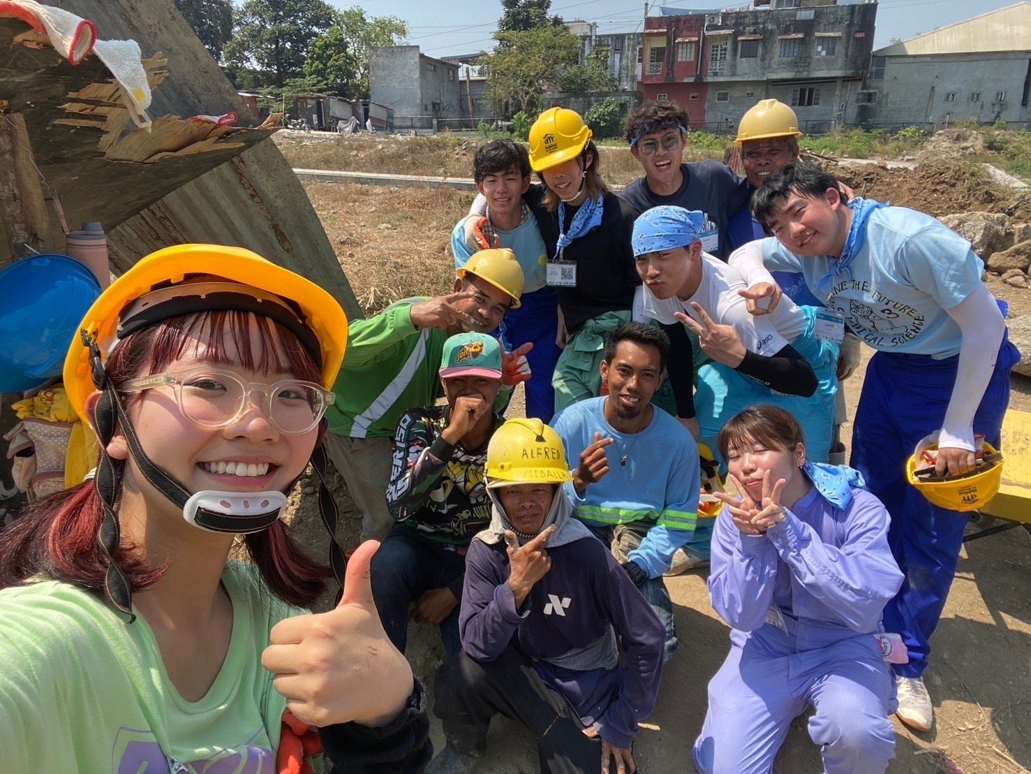 現地の人との活動の様子