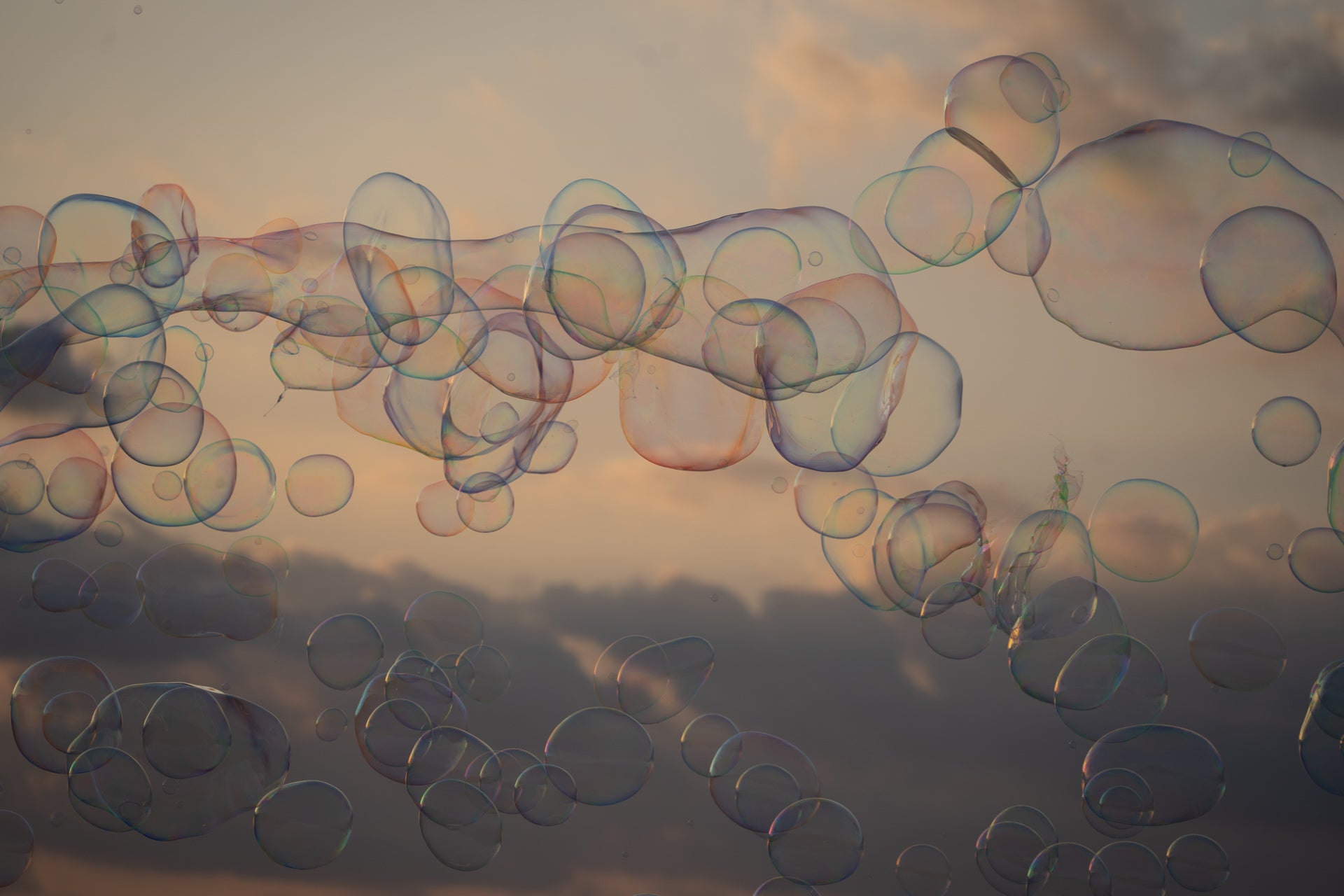 ビーチに栄えるしゃぼん玉の演出