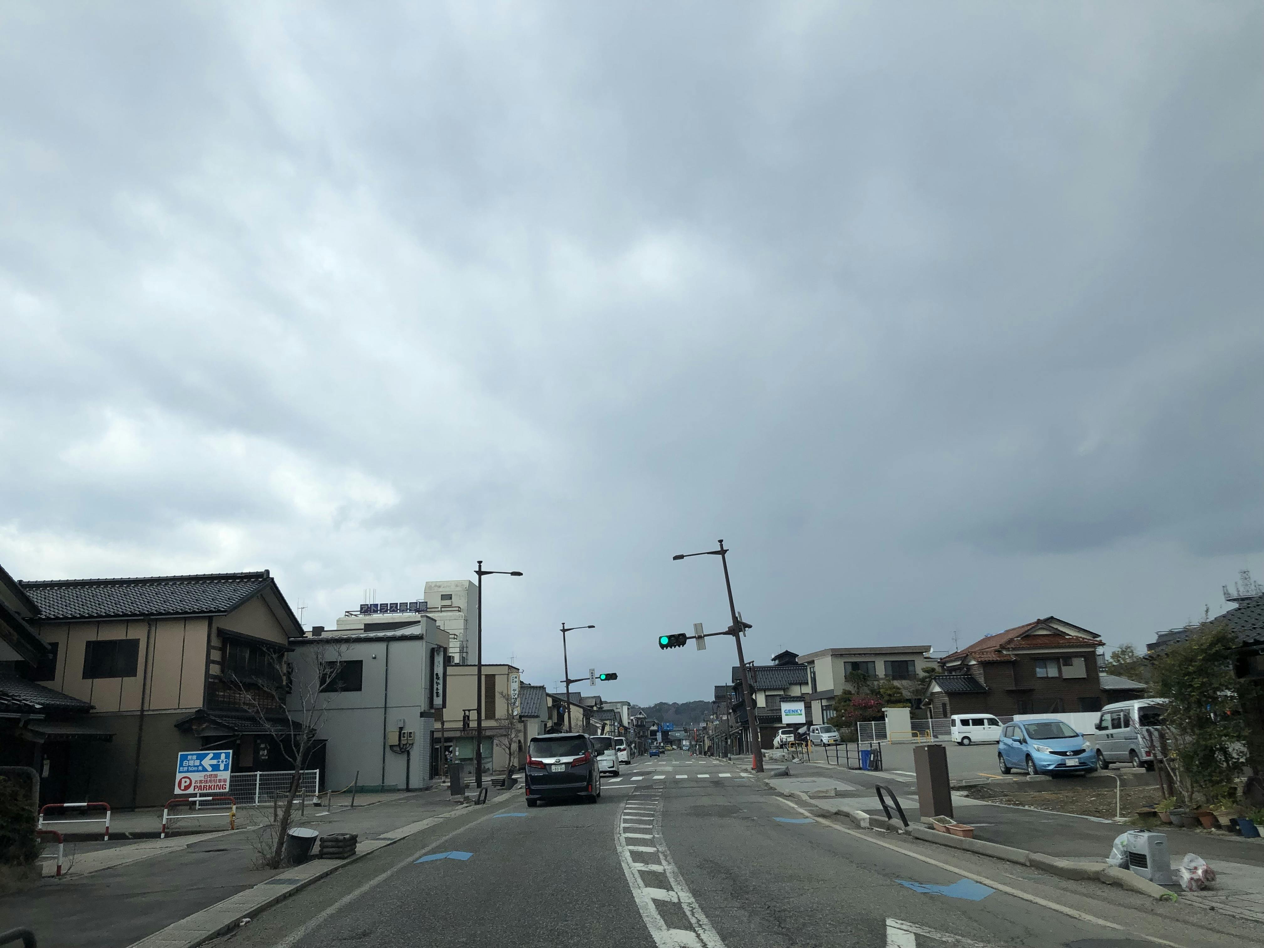 傾いたままの電柱