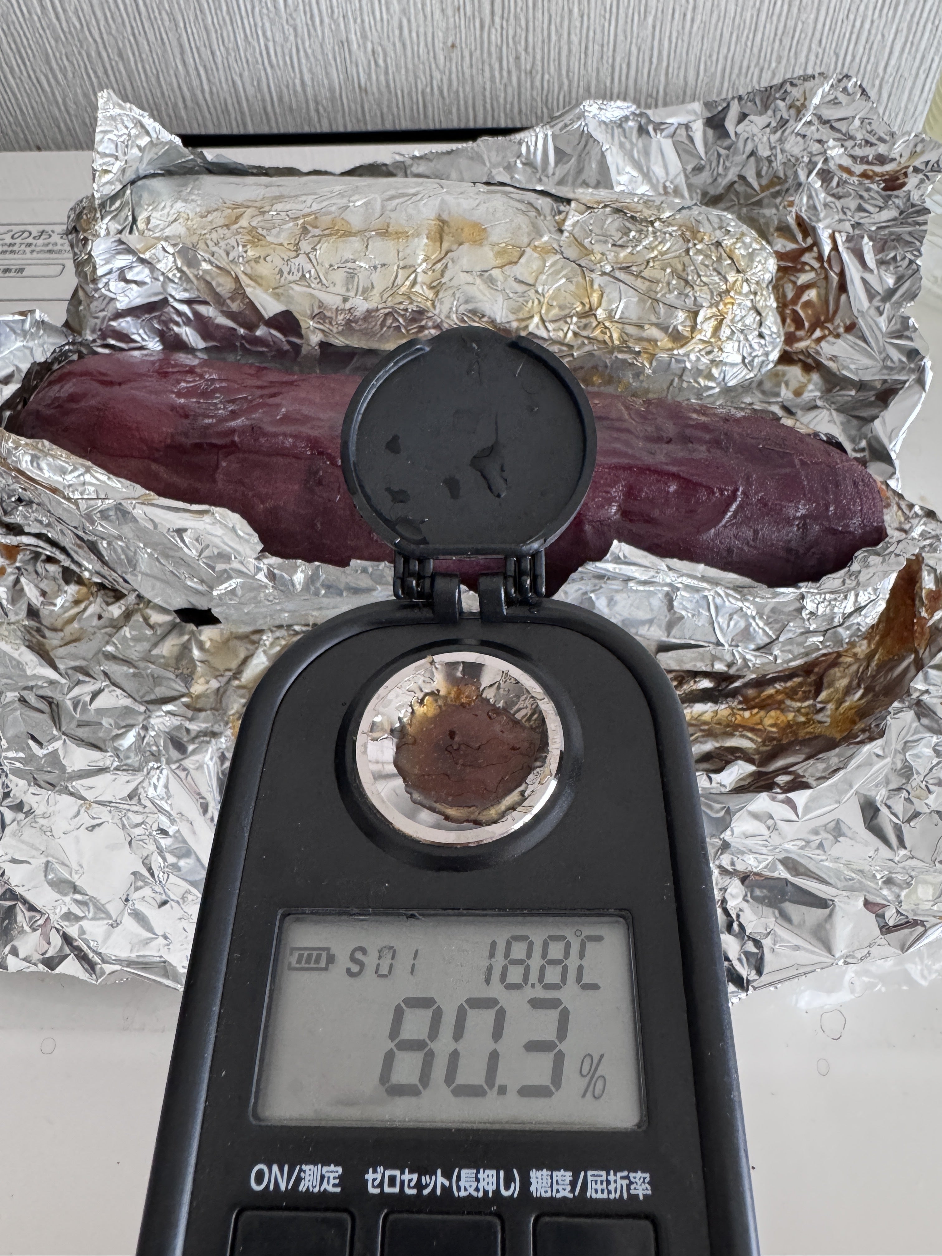 溢れ出てきた蜜を糖度計で計測しました