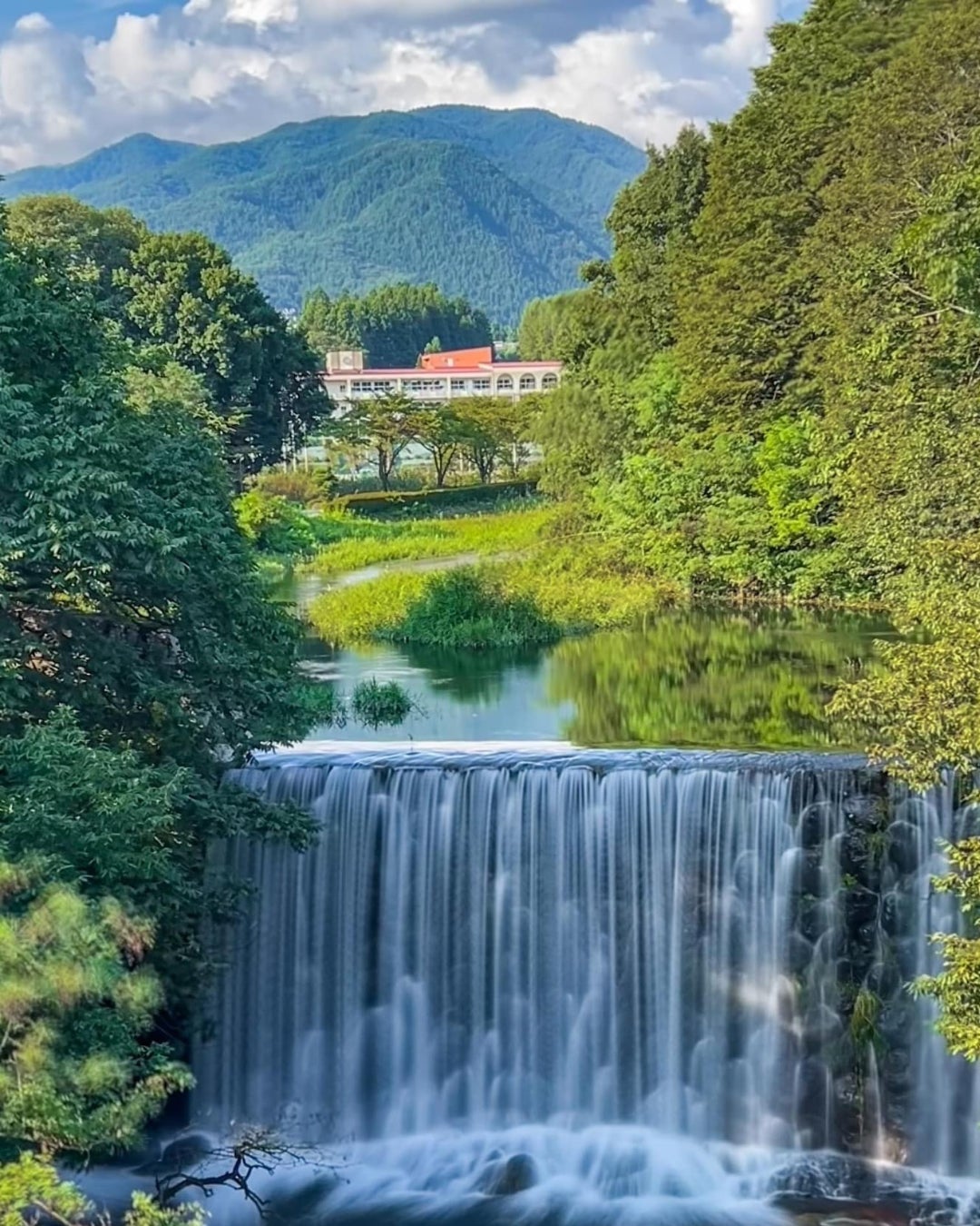 薄根川越しに川場中学校を望む。（写真：加藤綾子）
