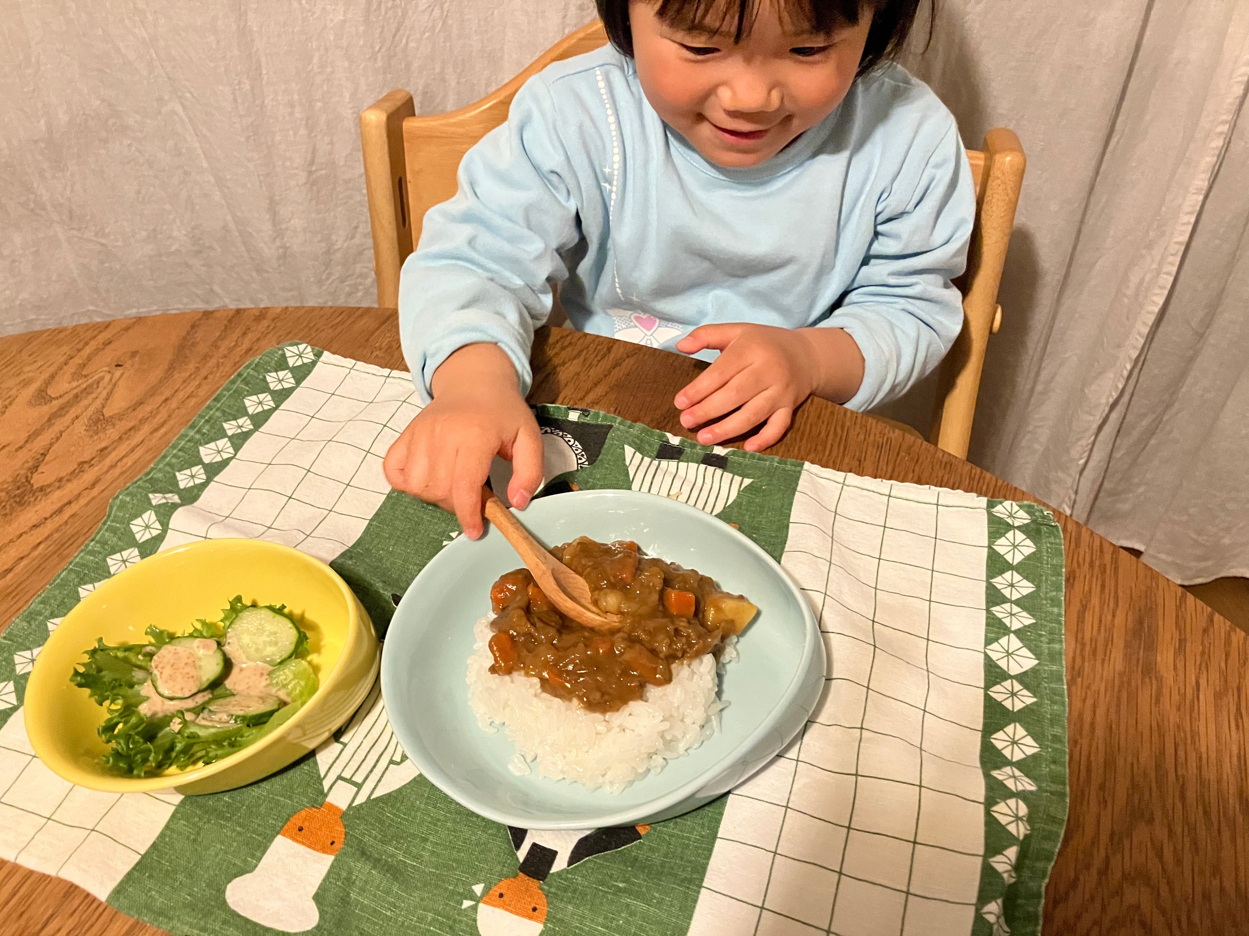 子どもたちのために、食べやすくて割れにくい食器を有田焼の強化磁器で