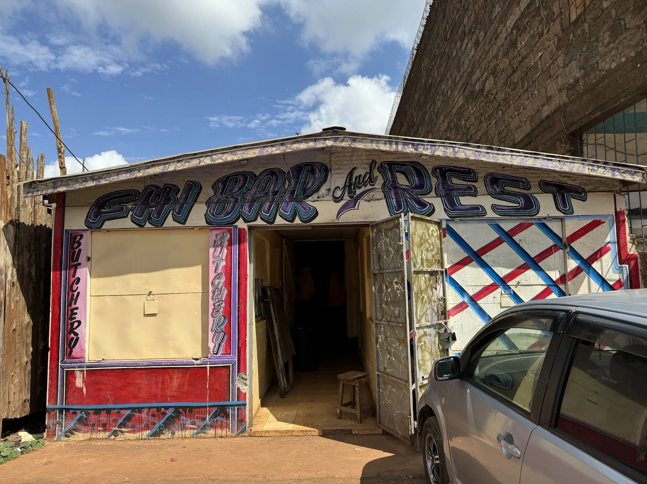 【画像】クラファンで得た資金で再開にこぎつけたケニア在住の難民たちが営むレストラン。しかし、昨年6月の反政府デモの混乱の中で略奪と放火に遭い、その後に営業再開ができていません。