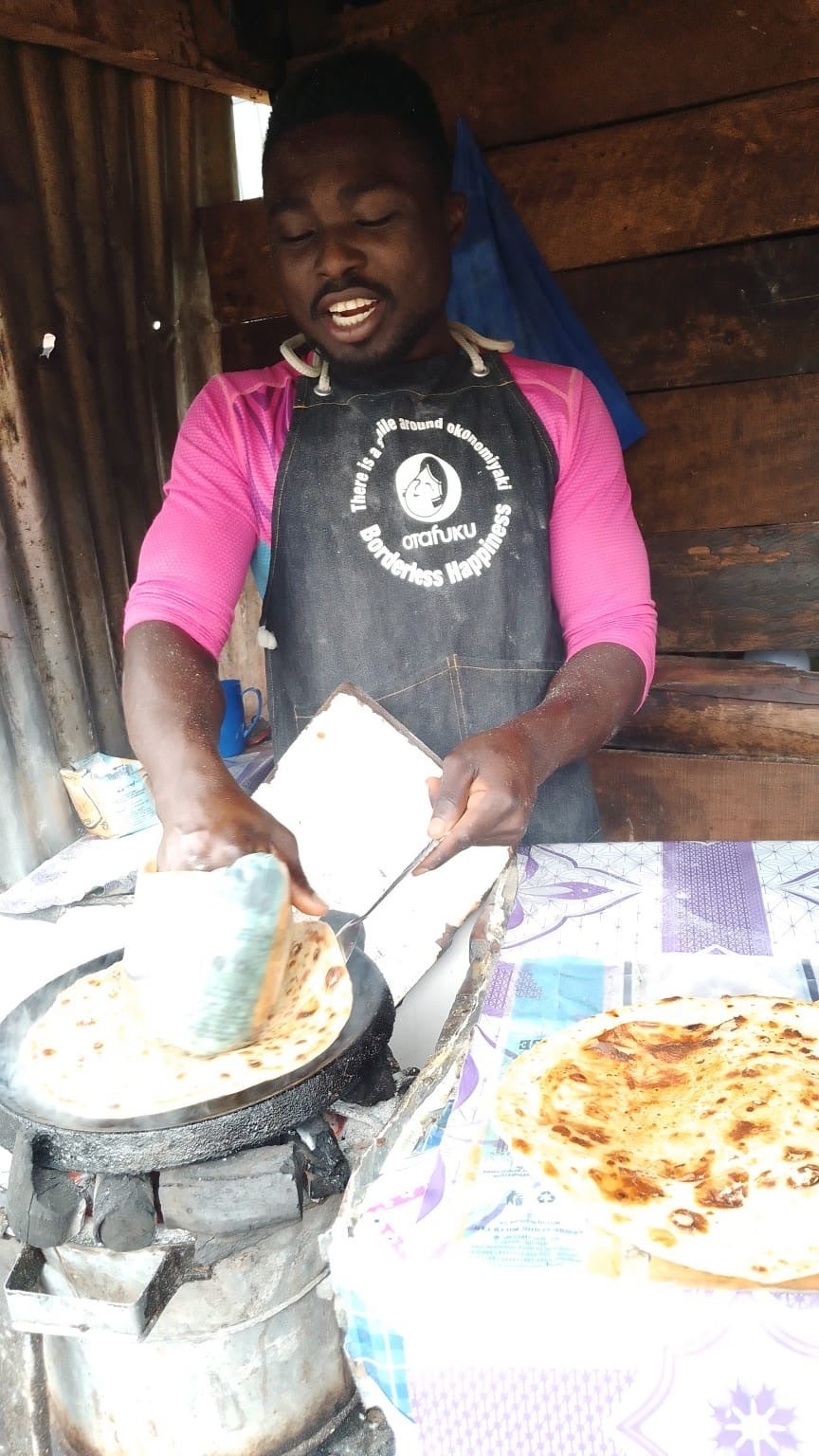【画像】ウガンダから逃げてきたゲイの難民のアイヴァン。チャパティ焼きの名人ですが、昨年ヘイトクライムに遭いしばらく塞ぎ込んでいました。最近になってようやく商売を再開しました。