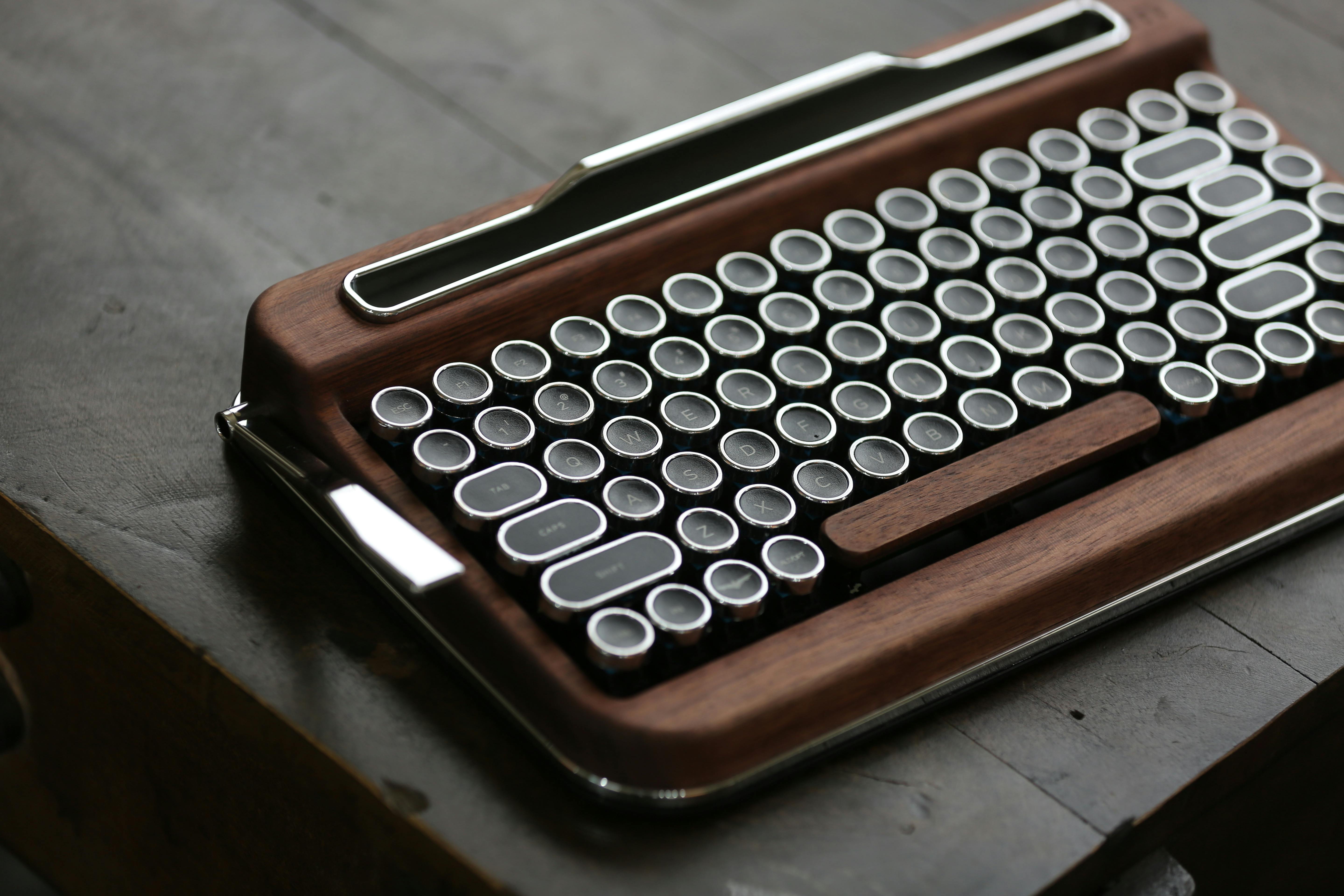 まるで現代のタイプライター デザインだけでなく機能性にも拘った最強のキーボード Campfire キャンプファイヤー まるで現代のタイプライター デザインだけでなく機能性にも拘った最強のキーボード Campfire キャンプファイヤー