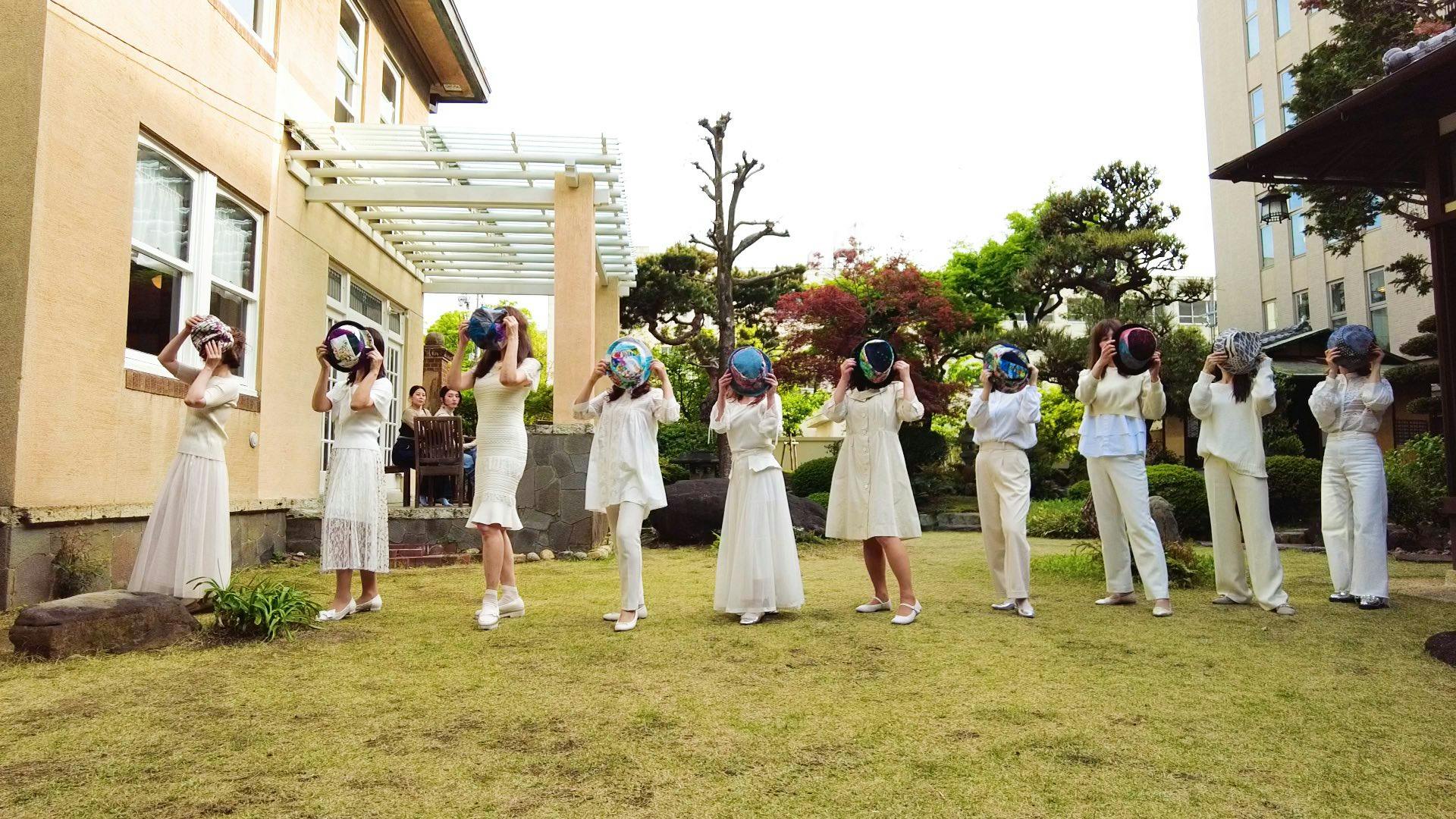 10人、結婚式の画像のようです