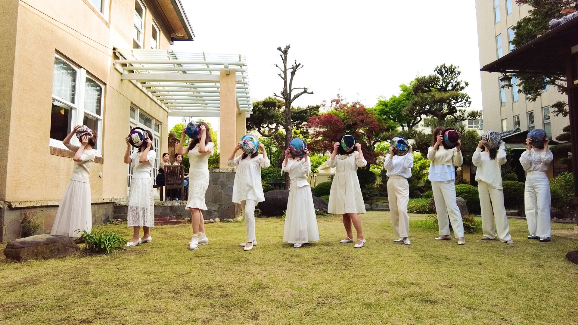 10人、結婚式の画像のようです