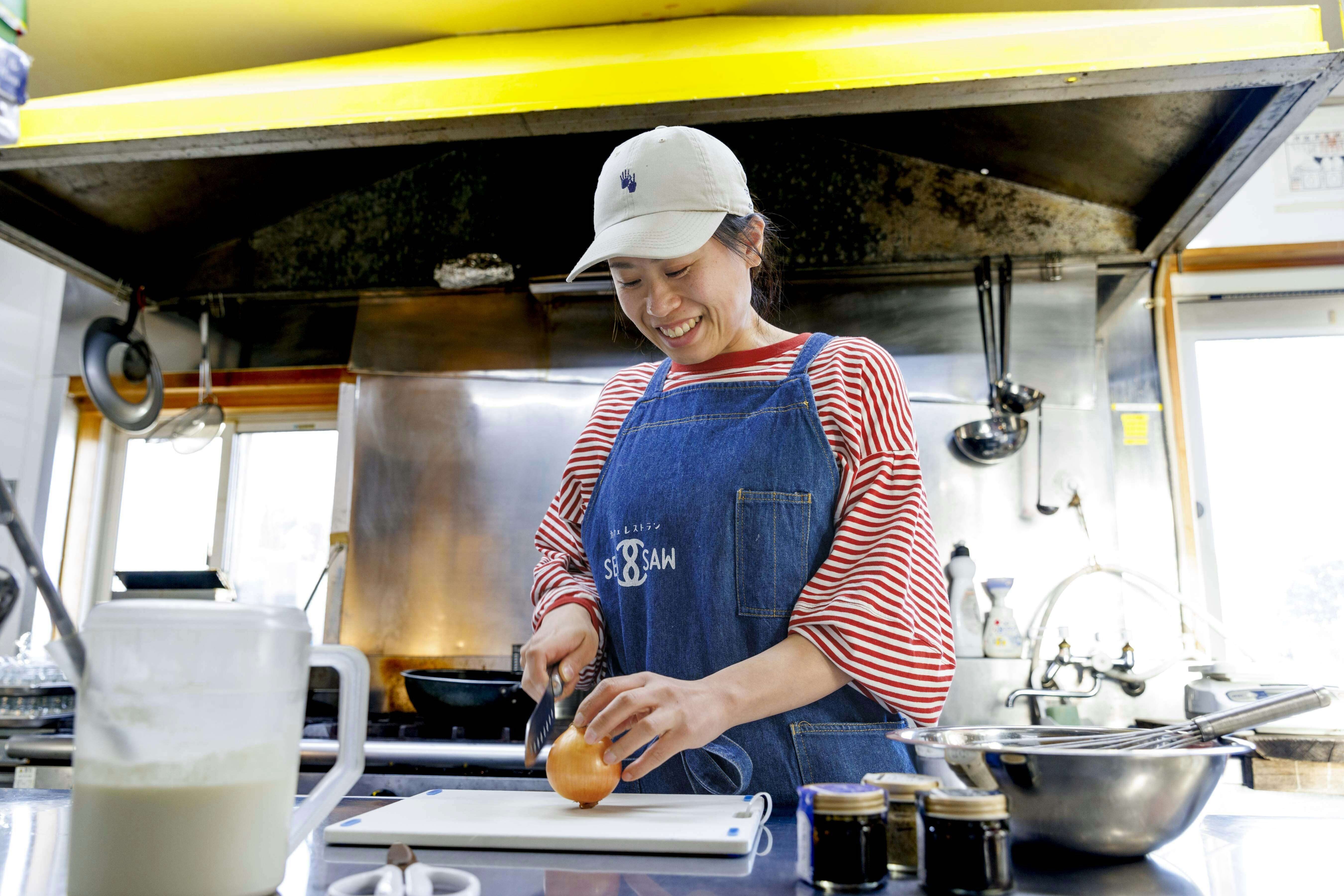 料理をする真子