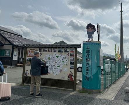 スーツケースを引いて歩く人々AI によって生成されたコンテンツは間違っている可能性があります。