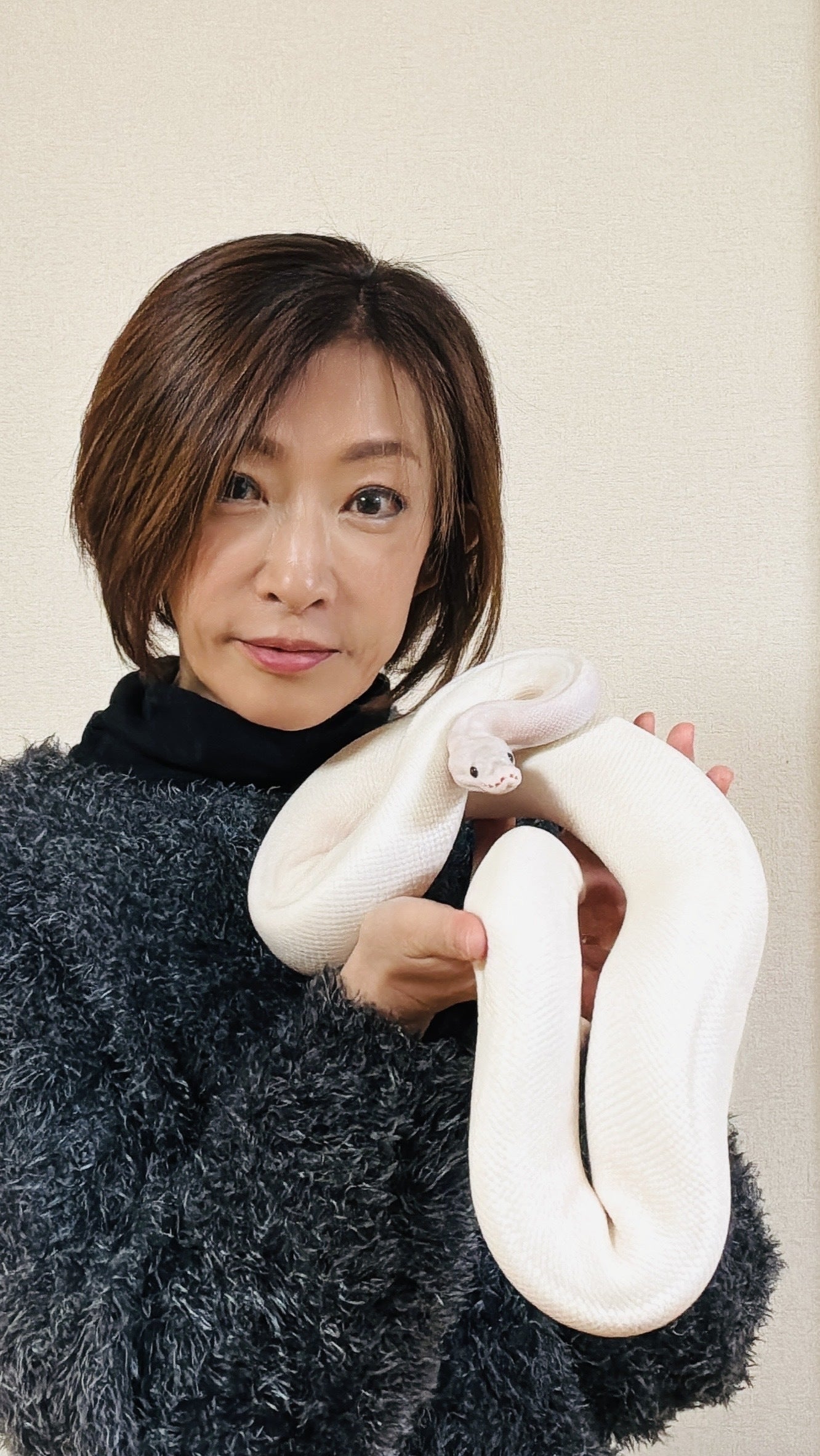 日本でも珍しい白蛇の抜け殻アート個展を実現！島根でご縁を結ぶ遠征