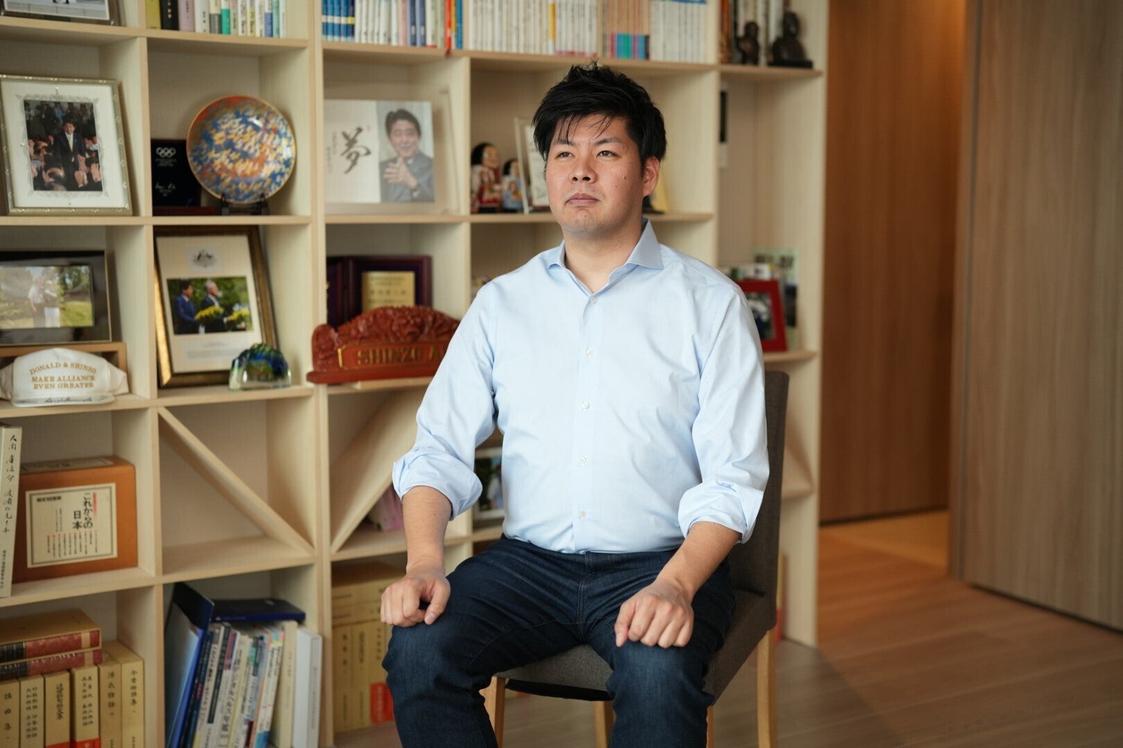 1991年生まれ。民間企業にて経済・産業分析をする傍ら、2024年に一般社団法人 後来ノ種子プロジェクトを設立し、代表理事に就任。デジタル技術を用いた日本文化、歴史のアーカイブや、国語復興のプロジェクトに取り組む。安倍晋三デジタルミュージアム プロジェクト発起人。